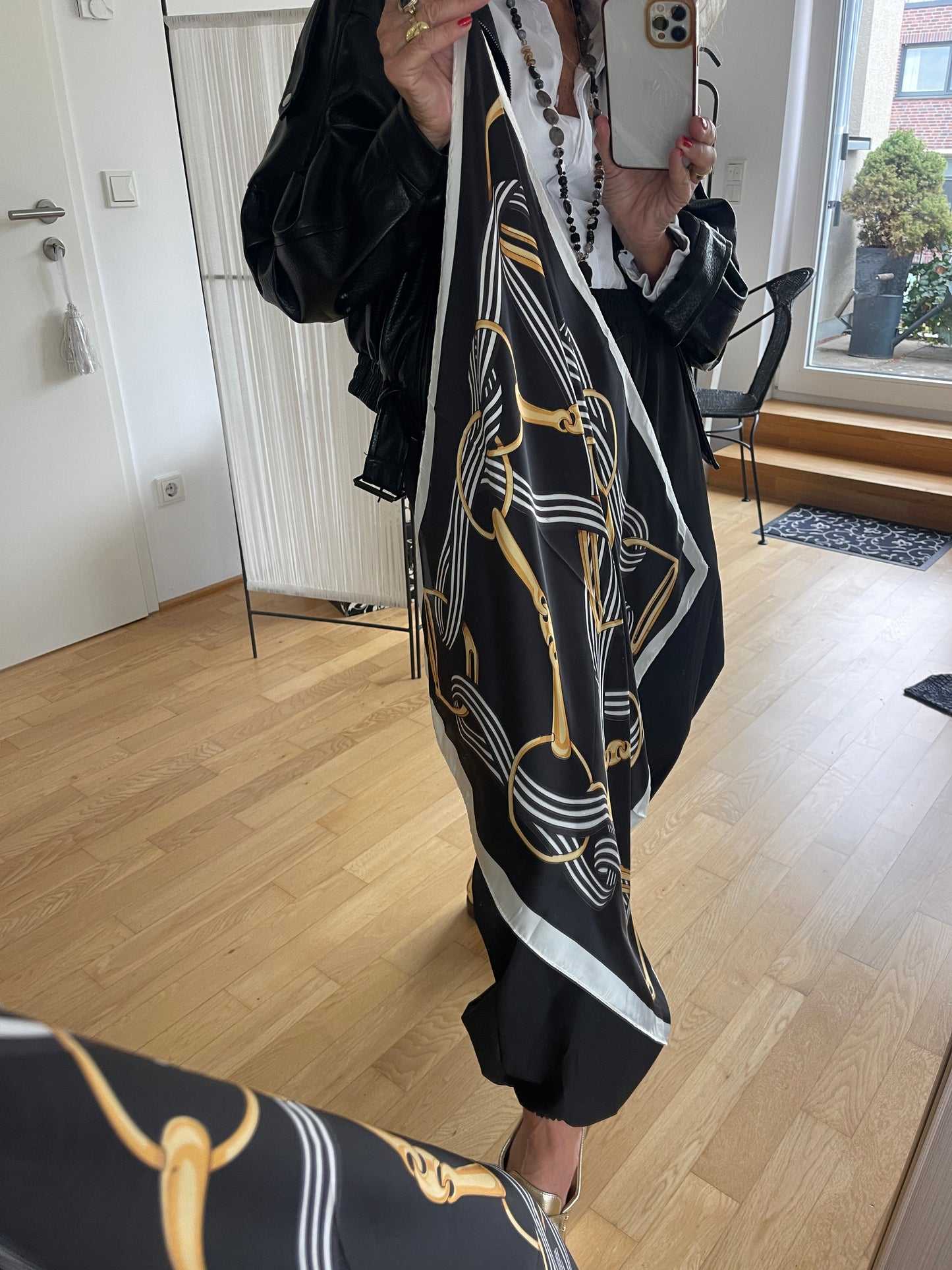 Schal Nikkituch SAPHIR €29,90; so richtig edel; ein tolles Accessoires🍁