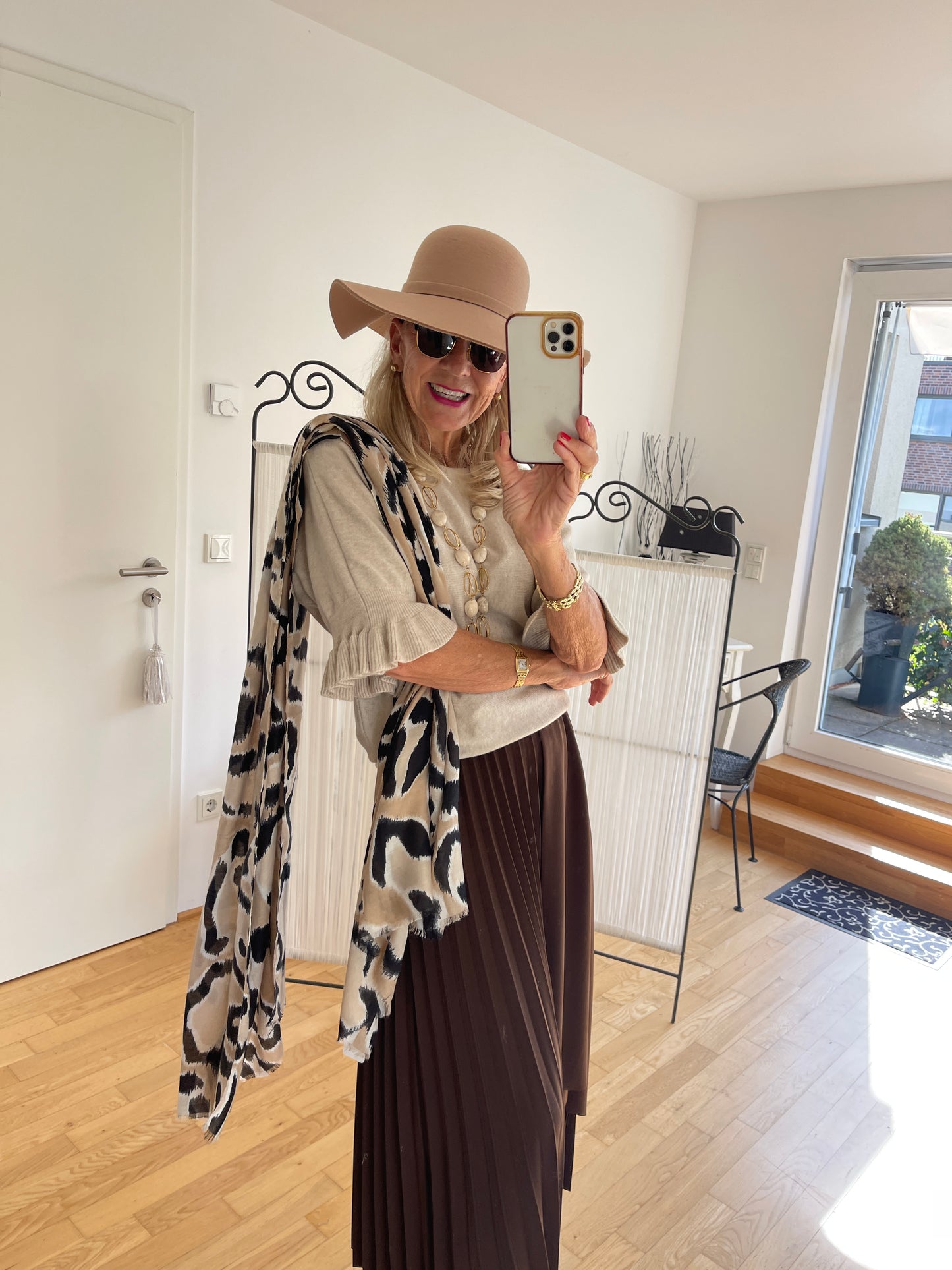 Schal TROJA €49,90; stylischer Schal, edel und extravagant
