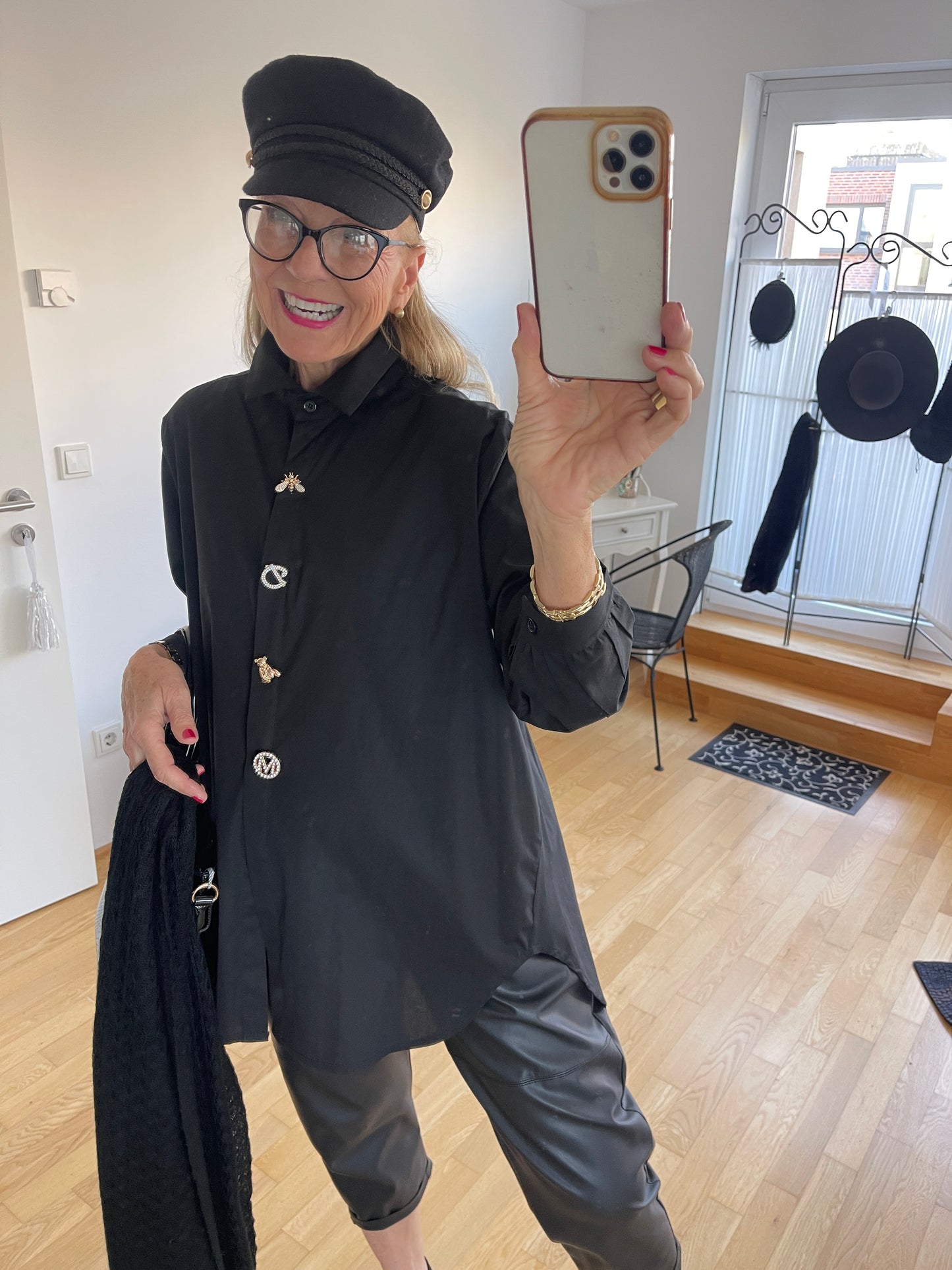 Bluse DARLING black; €49,90 statt €89,90; „ Im Black-Friday-Outlet“ super schicke & ausgefallene Oversize-Long-Bluse