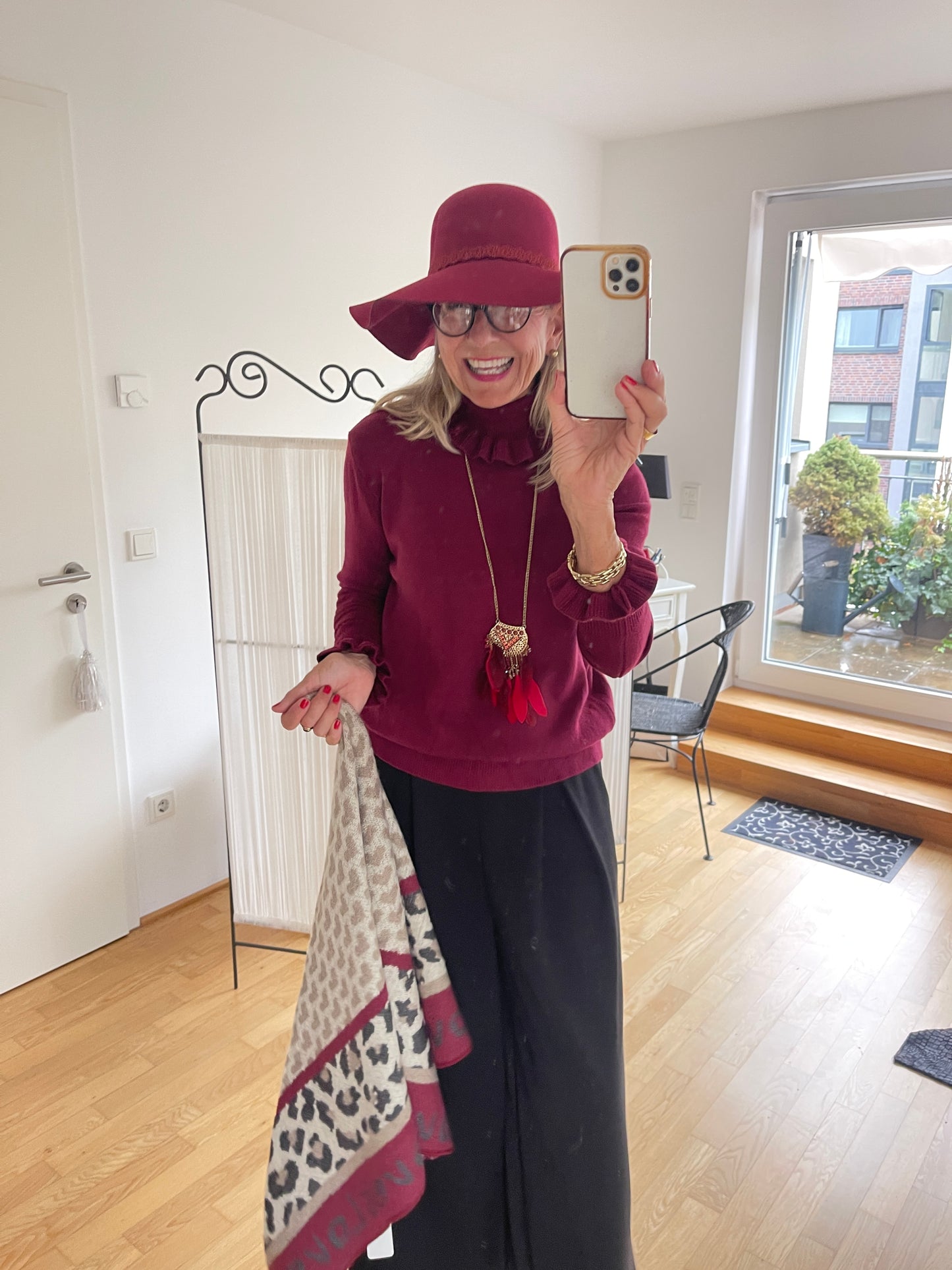 Pullover JELO bordeaux €69,90; Basic-Look trifft Raffinesse🍁