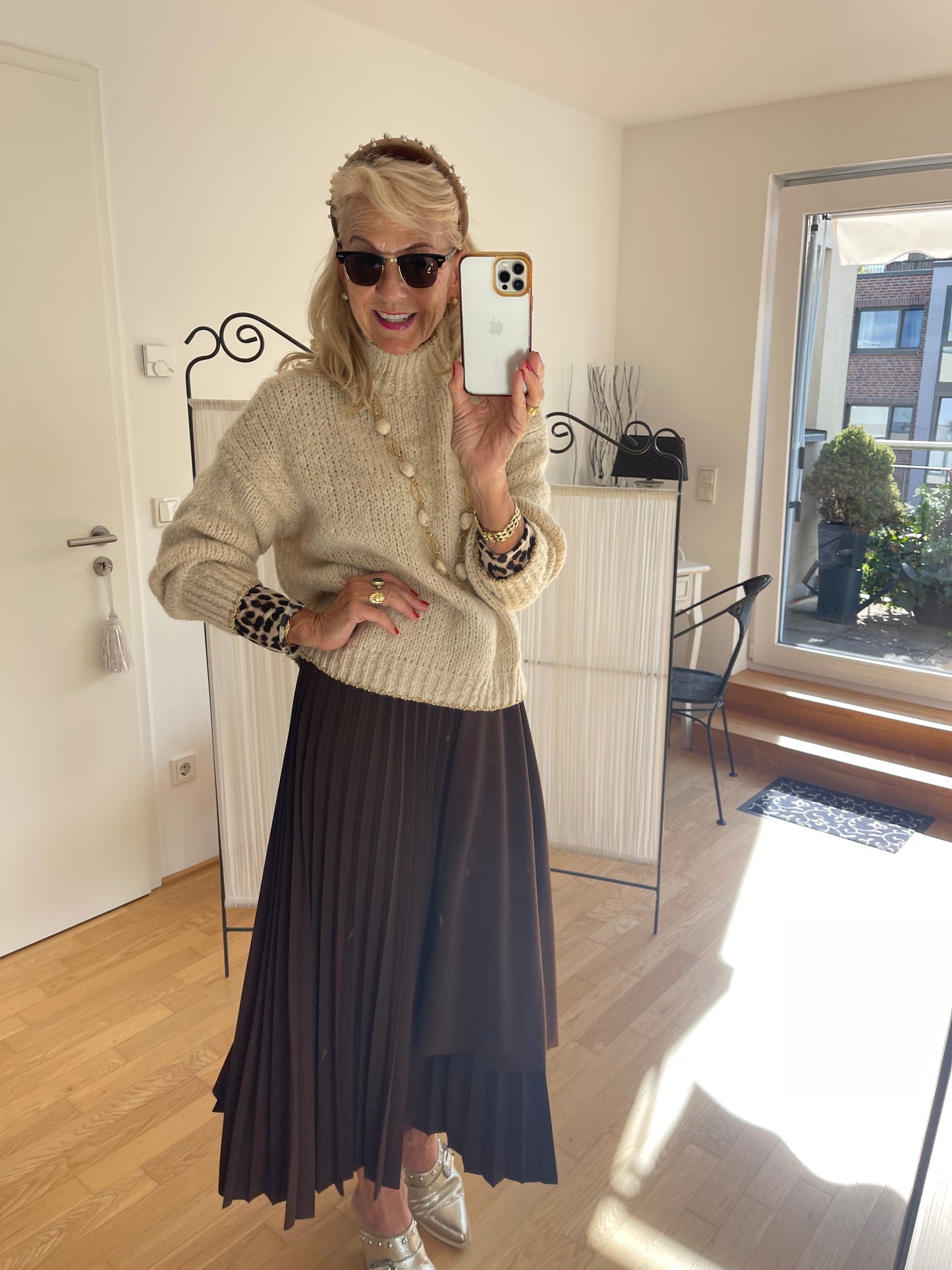 Pullover SAMANTHA beige €89,90; zarte Farben auch an kühlen Tagen🍂