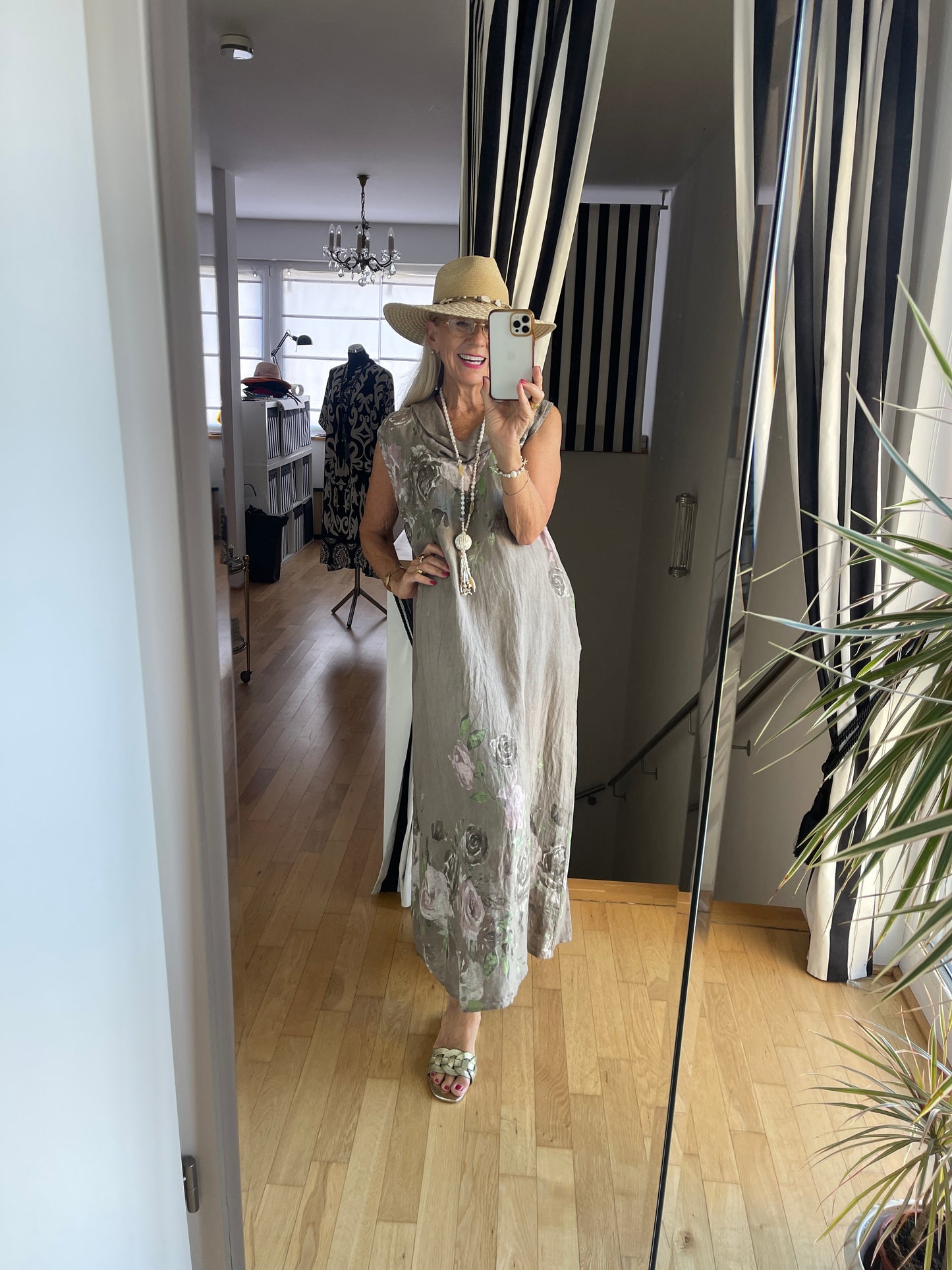 Kleid CARLOTTA nougat €79,90 statt €109,90;… Kleider machen Leute… Modell CARLOTTA hält Wort