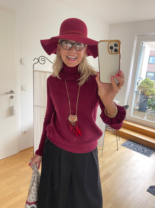 Pullover JELO bordeaux €69,90; Basic-Look trifft Raffinesse🍁