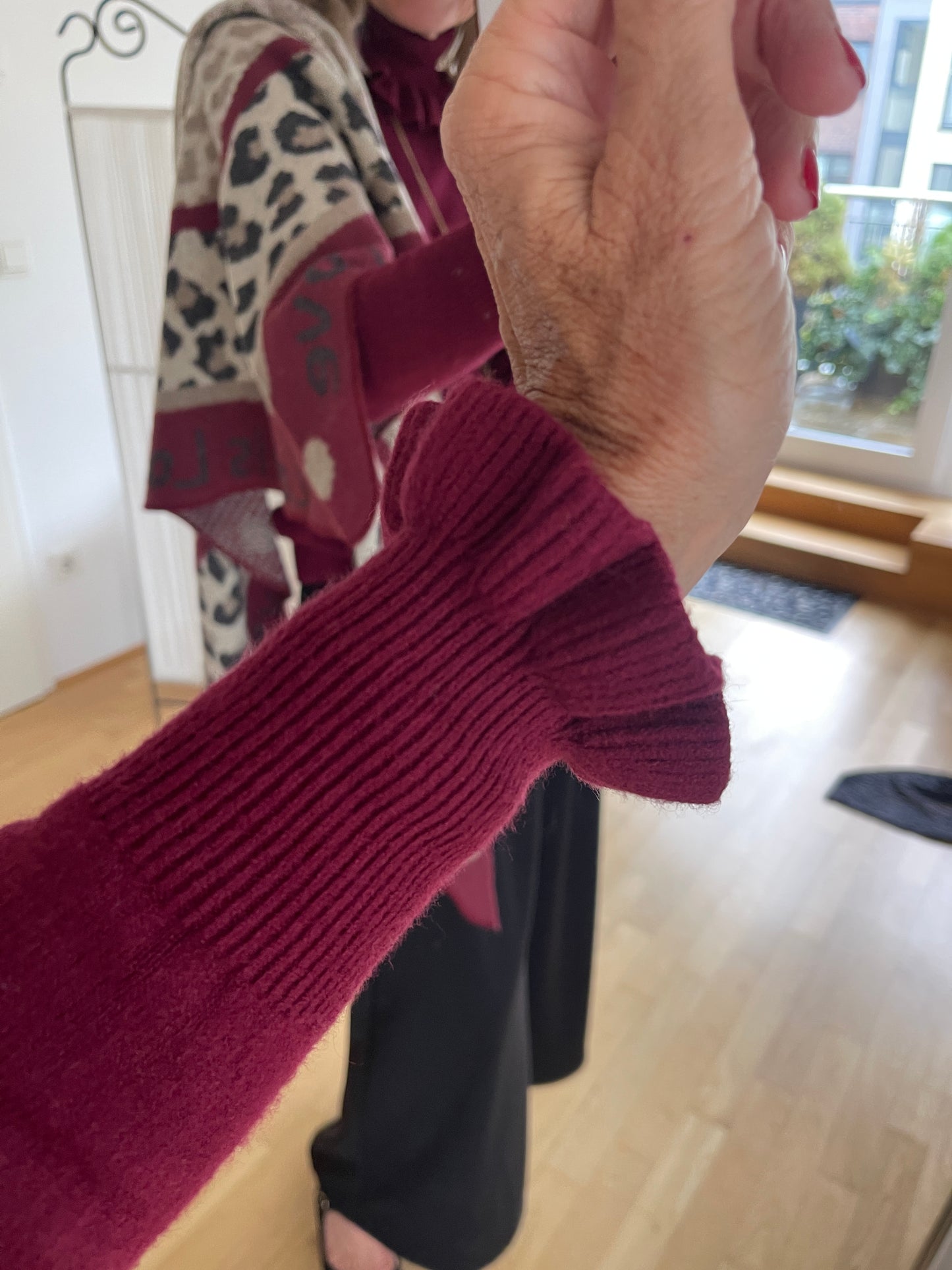 Pullover JELO bordeaux €69,90; Basic-Look trifft Raffinesse🍁