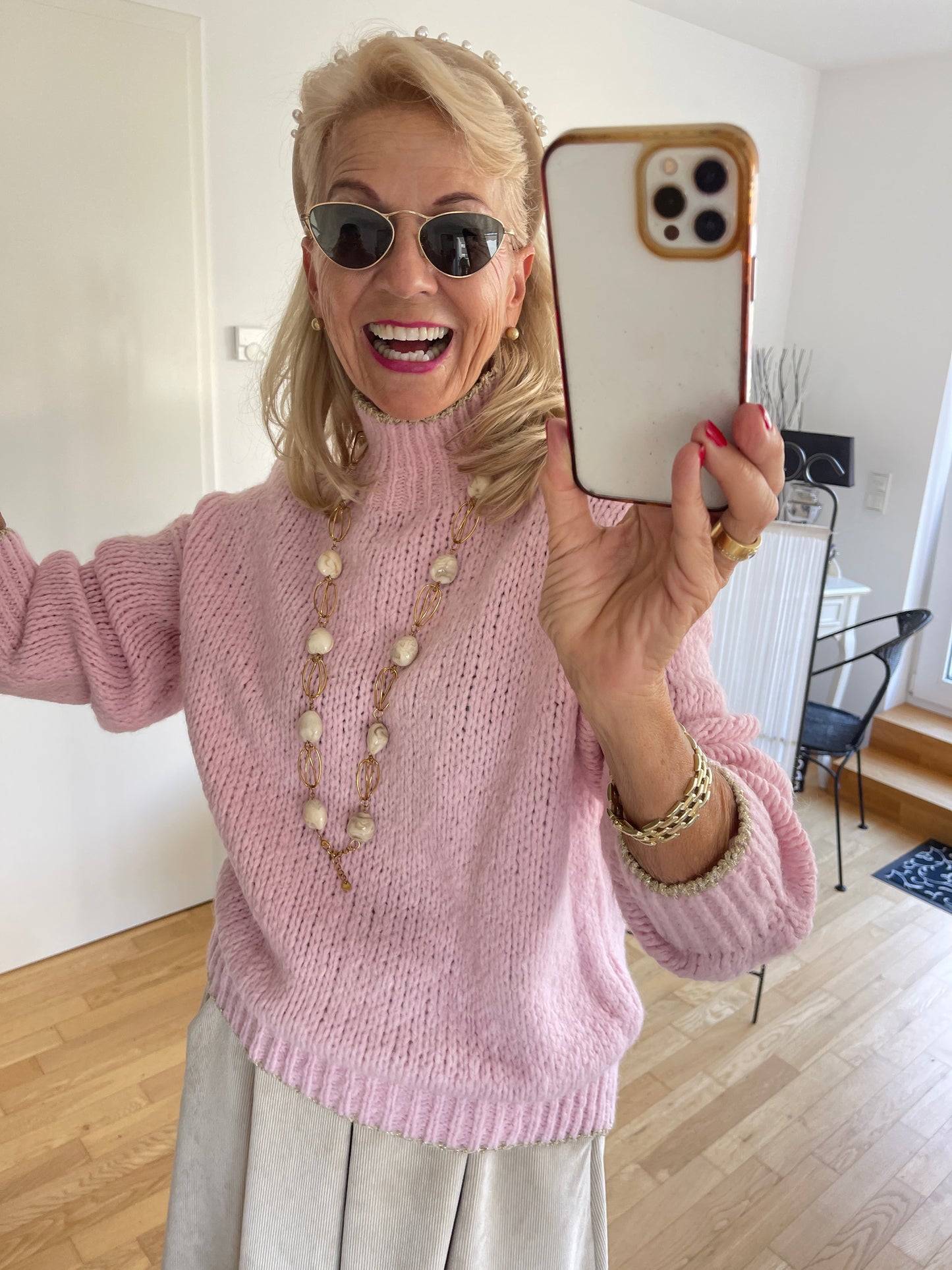 Pullover SAMANTHA rose €89,90; zarte Farben auch in kühlen Tagen🍂