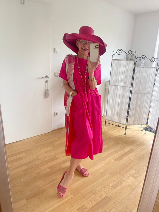 Kleid CANNES pink €119,90; extravaganter, lässiger Chic, ein Fashionhiglight