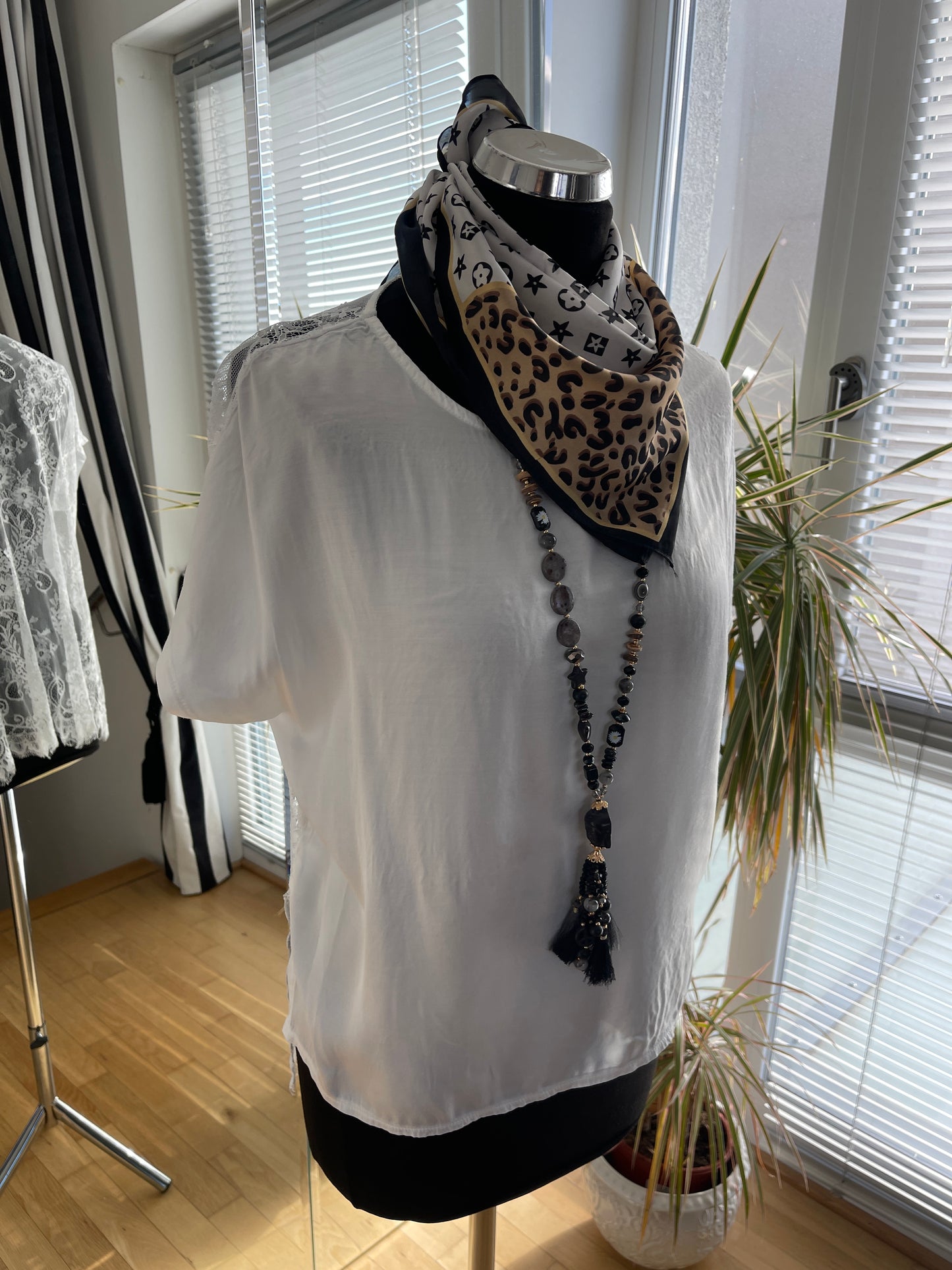 Oberteil PERLA white im Outlet €29,90 statt €69,90; einerseits edel & elegant andererseits frech& sexy