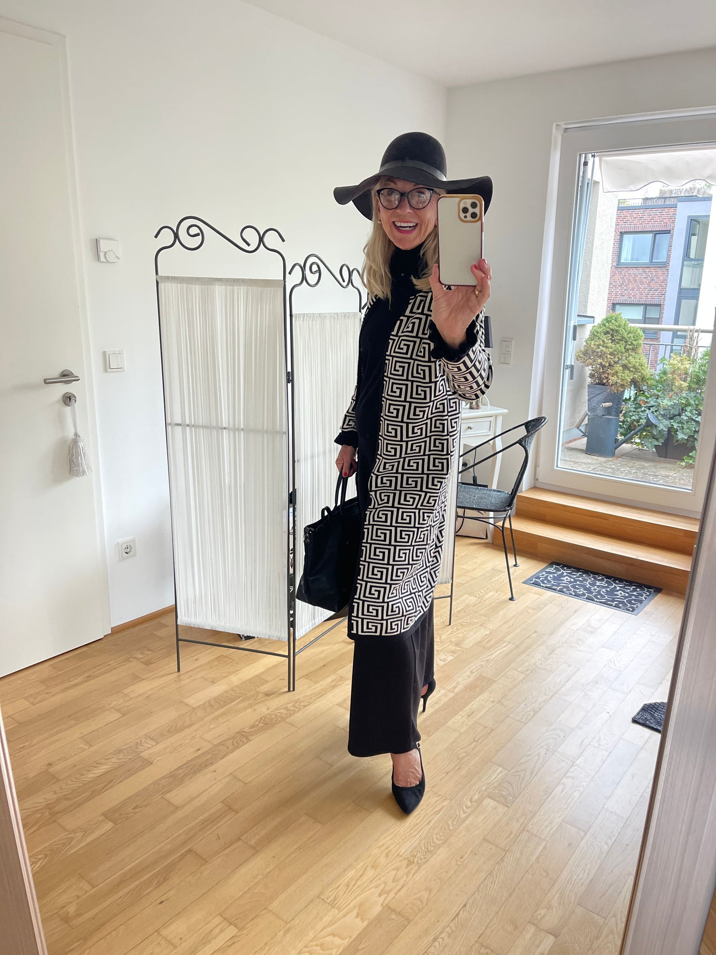 Mantel ENZO €119,90; grandioser Style in Black&White🍂