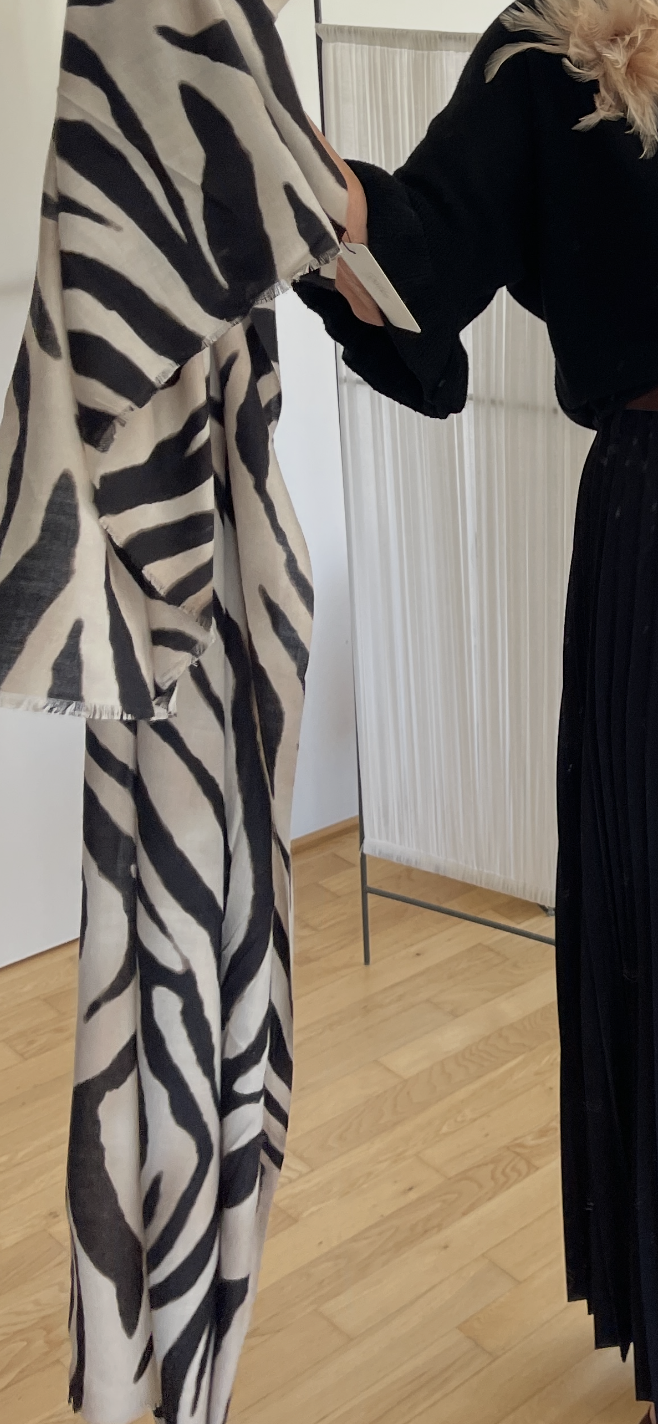 Schal TROJA €49,90; stylischer Schal, edel und extravagant