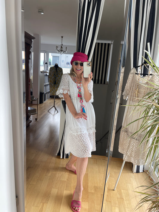 Kleid JUFA white €79,90; das ideale sommerliche Reisekleid