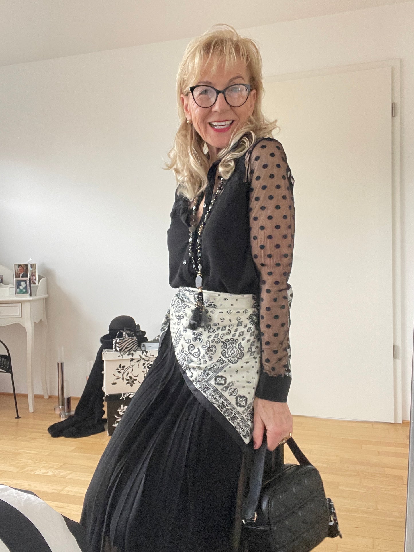 Bluse NEW STYLE black €79,90;.. mit ein ganz klein wenig Sexappeal