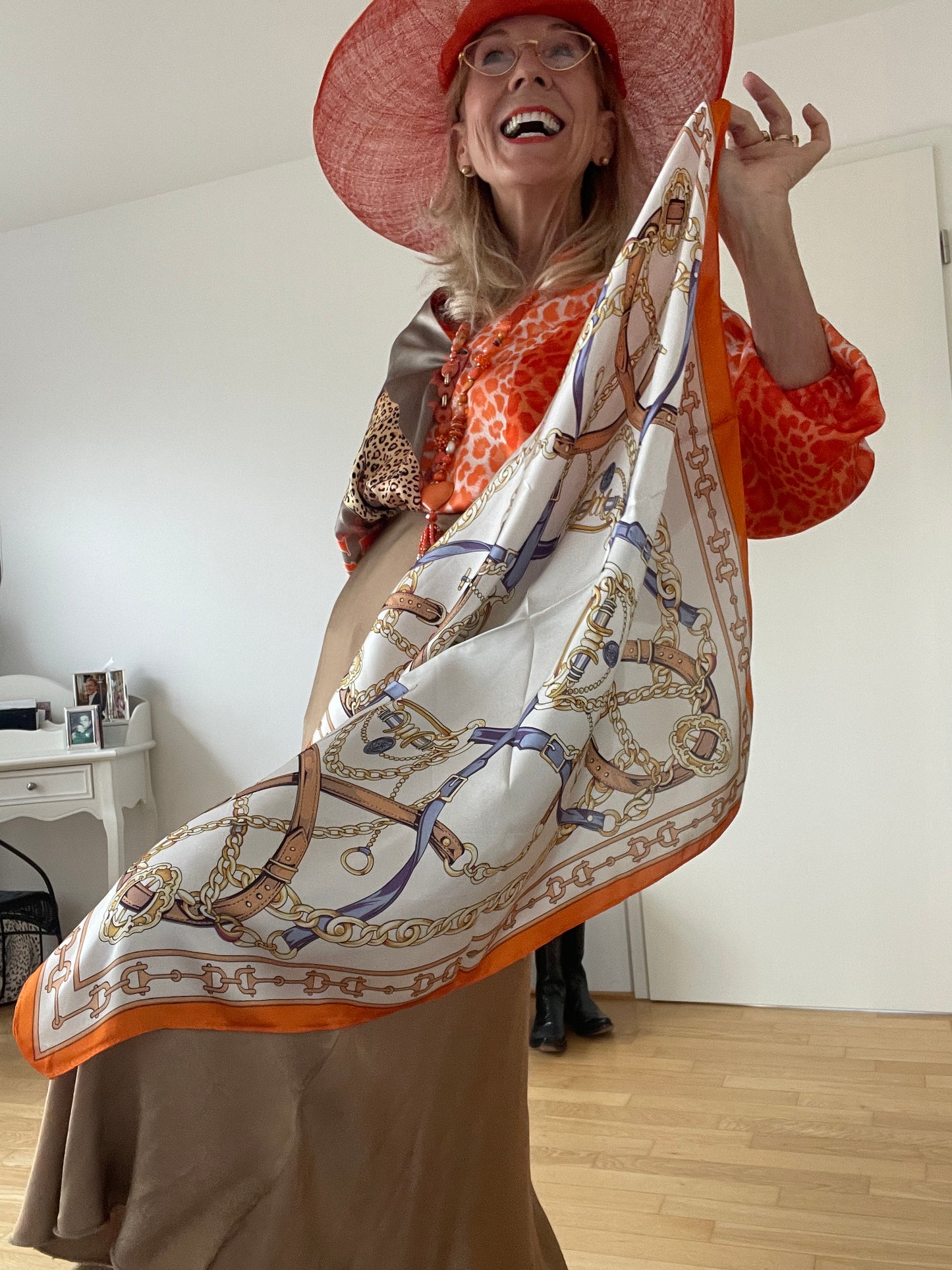 Schal „Nickituch“ JASON orange €29,90; Ein MUST-HAVE der Saison