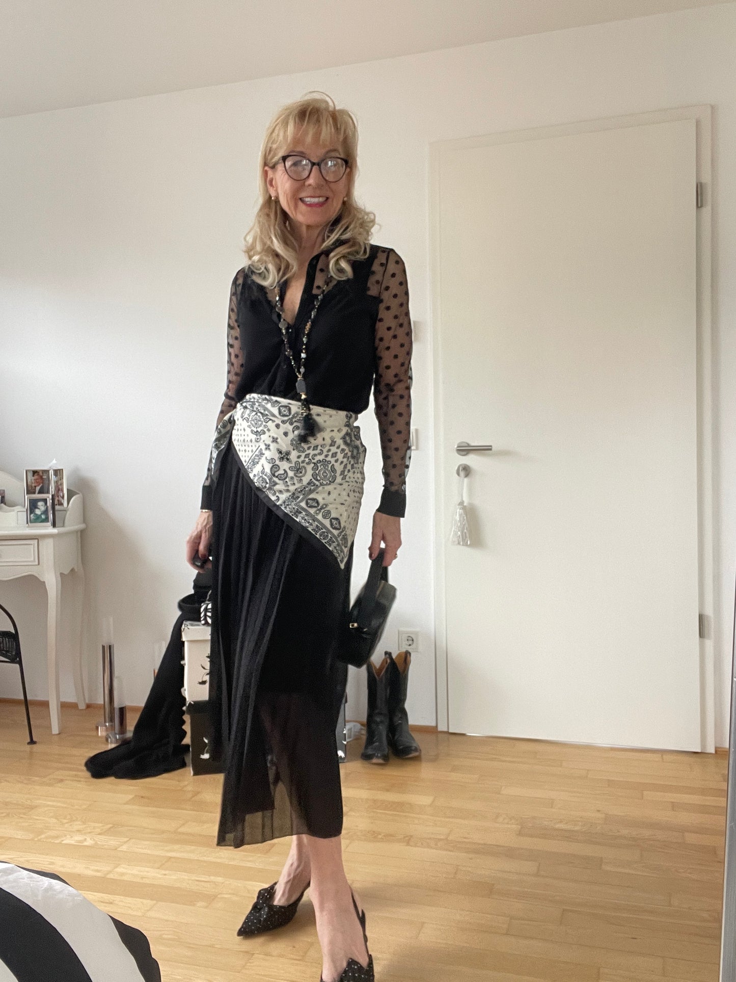 Bluse NEW STYLE black €79,90;.. mit ein ganz klein wenig Sexappeal