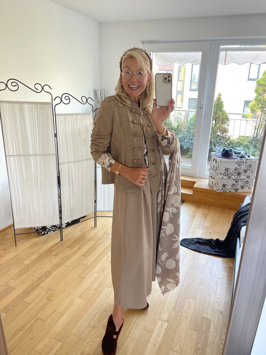 Jacke ARGI taupe €109,90; diese stylische Jacke rundet jedes Outfit perfekt ab🍁🍂