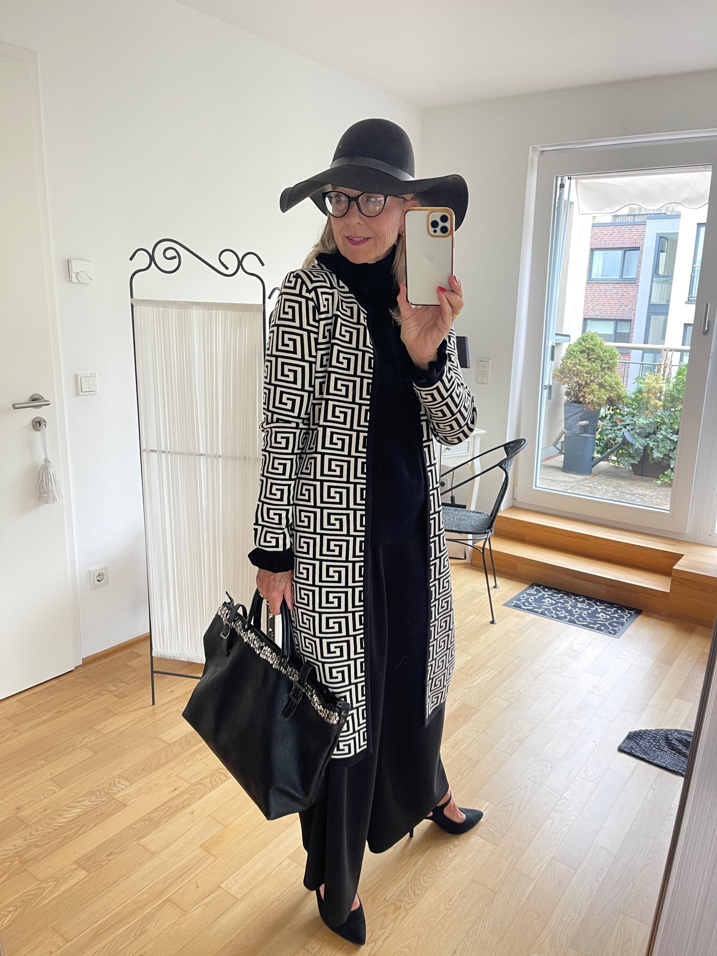 Mantel ENZO €119,90; grandioser Style in Black&White🍂