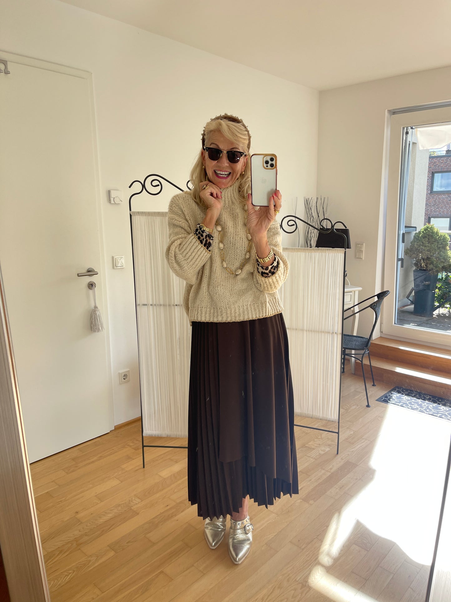 Pullover SAMANTHA beige €89,90; zarte Farben auch an kühlen Tagen🍂