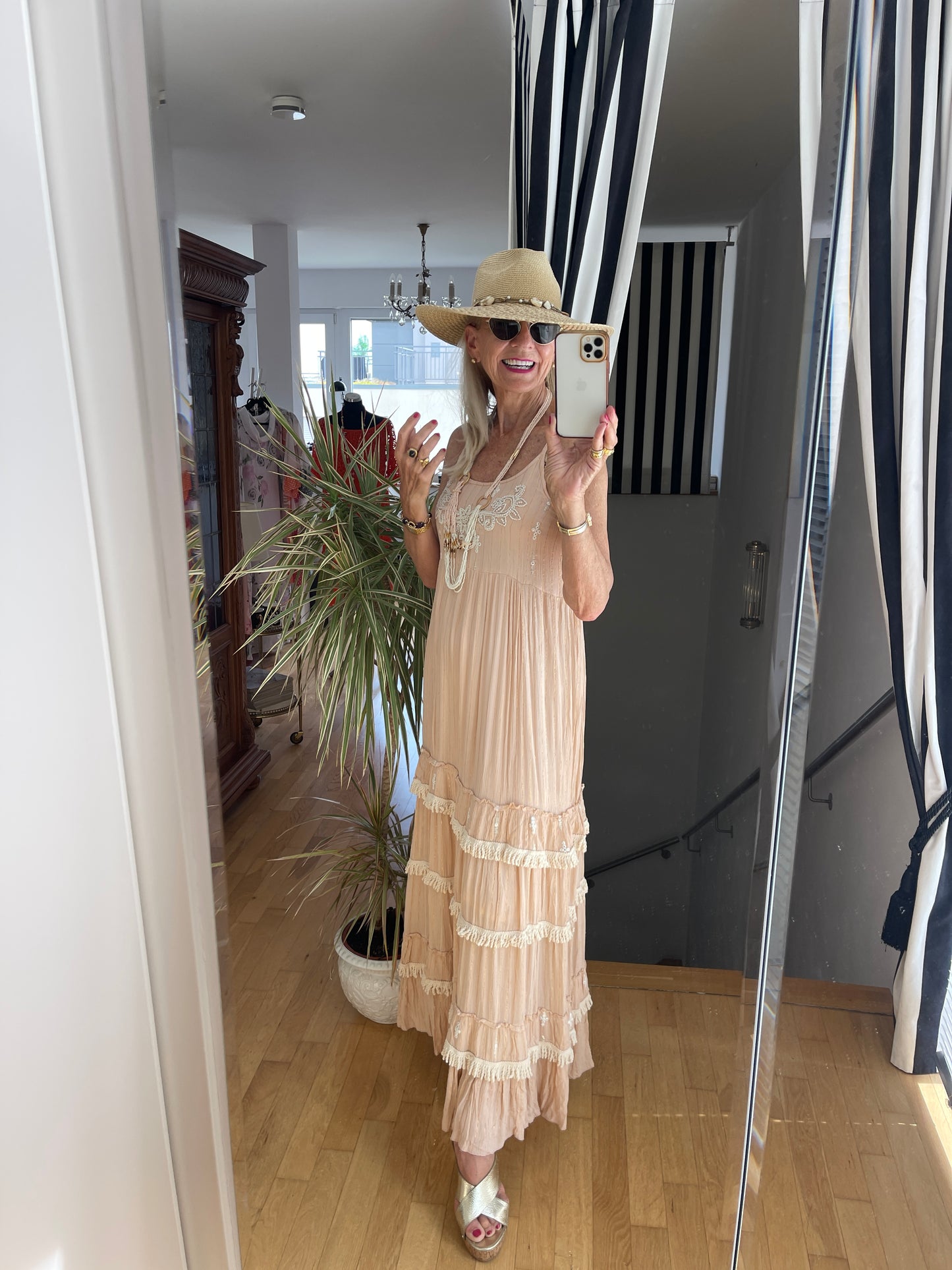 Kleid PALLAK €129,90; da kann der Sommer ewig dauern
