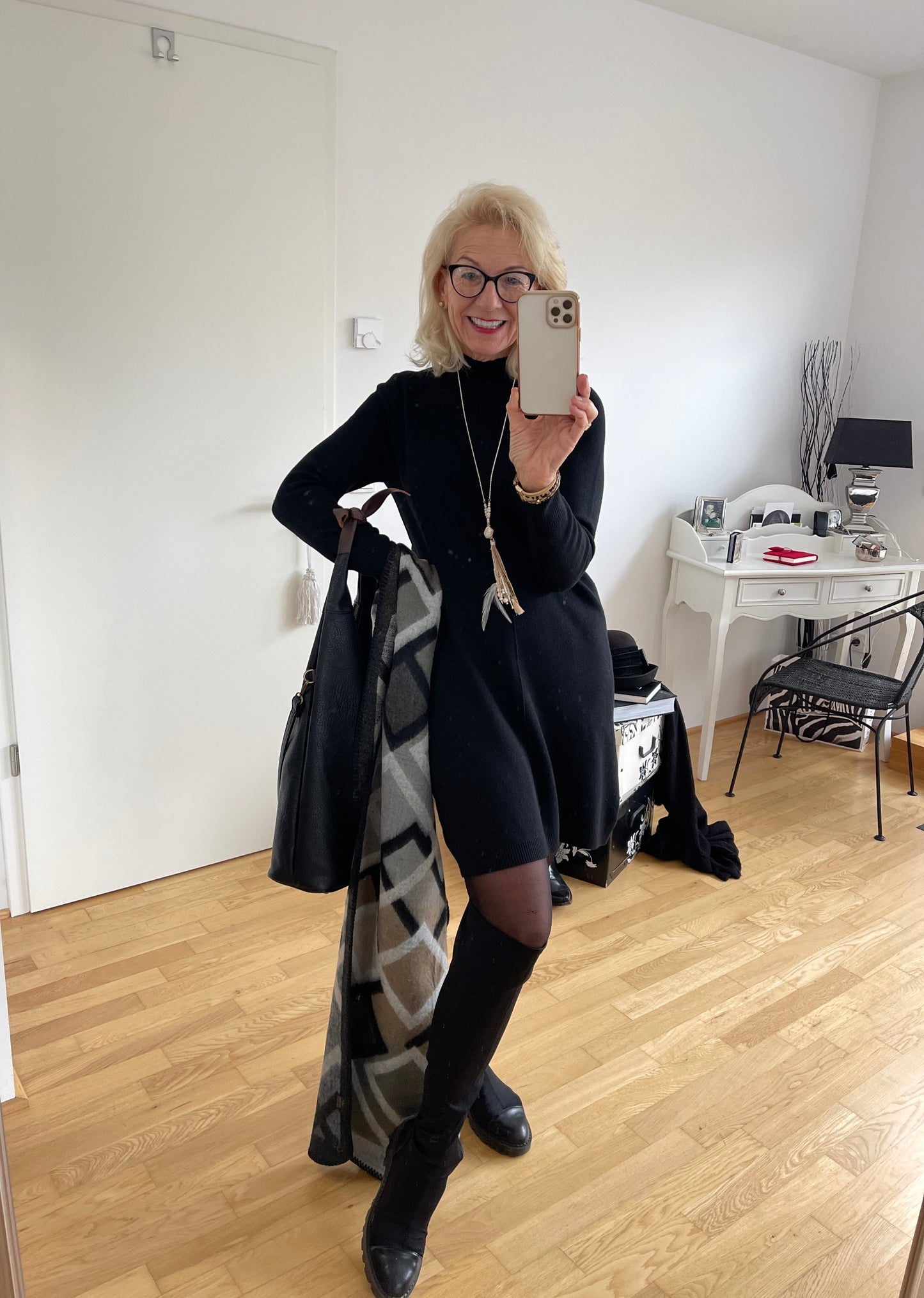 Kleid MARY black; €99,90; Schmales Strickkleid, stylisch & figurbetont!!!