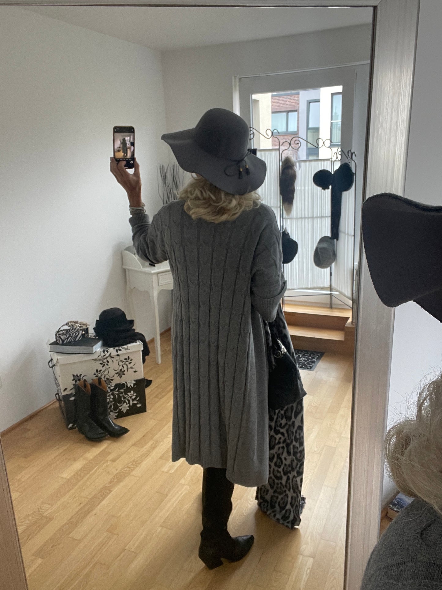 Mantel MERAN grey; jetzt €69,90 statt €129,90; „Im Black-Friday-Outlet“ super ausgefallener Strickmantel, der seines Gleichen sucht