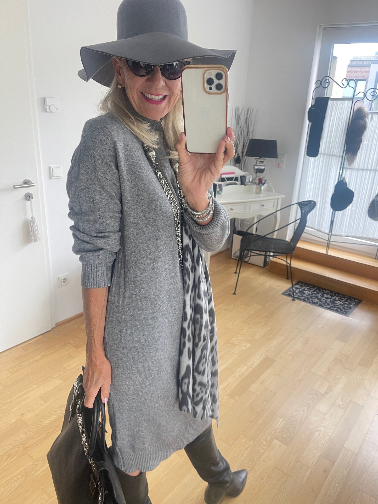 Kleid NASTI grey; €99,90; fantastisch sitzendes, perfekt kombinierbares Stickkleid