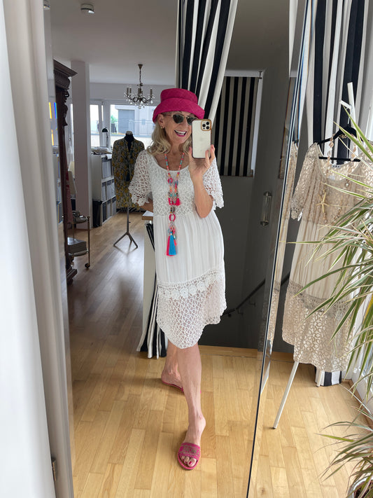 Kleid JUFA white €79,90; das ideale sommerliche Reisekleid