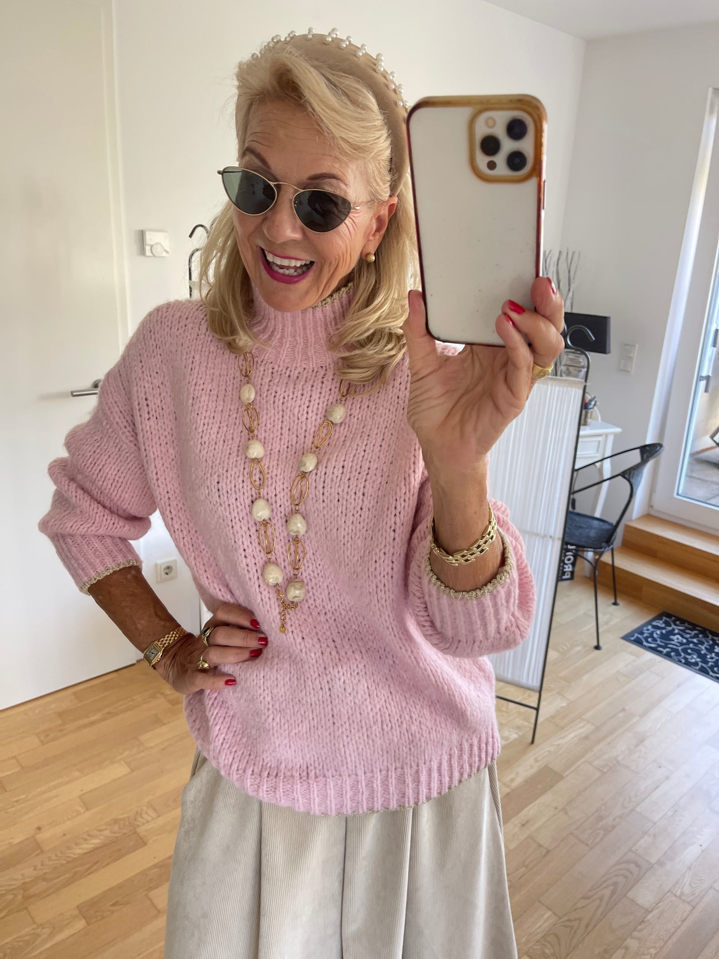 Pullover SAMANTHA rose €89,90; zarte Farben auch in kühlen Tagen🍂