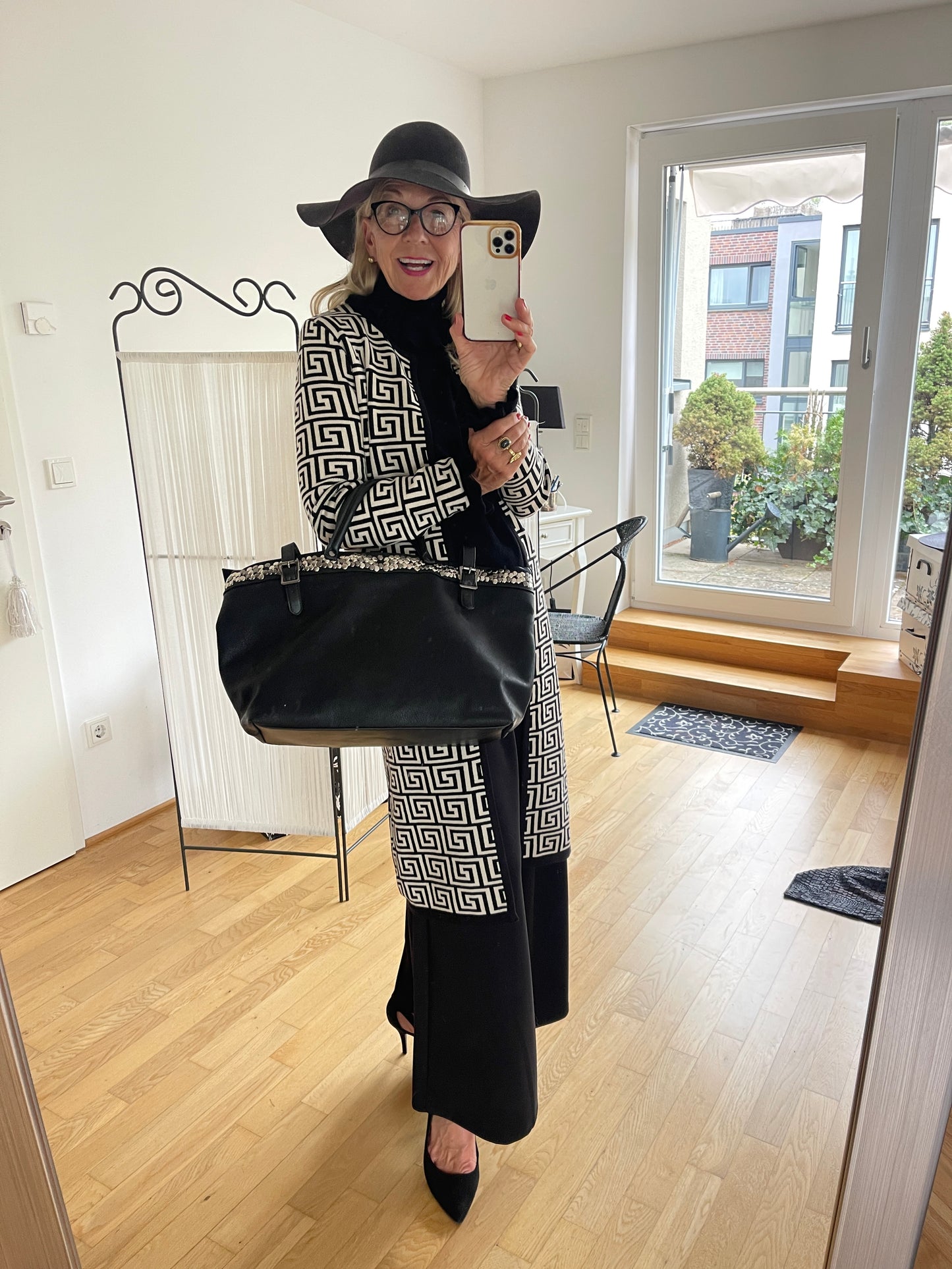 Mantel ENZO €119,90; grandioser Style in Black&White🍂