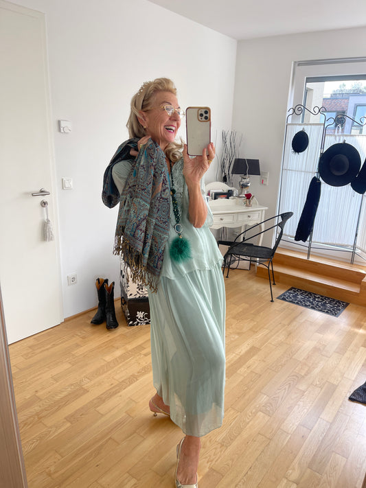 Kleid BEAUTIFUL eukalyptus; €129,90; ein zauberhaftes Modell für festliche Tage und ideal auch für die Kundin mit Genussgröße
