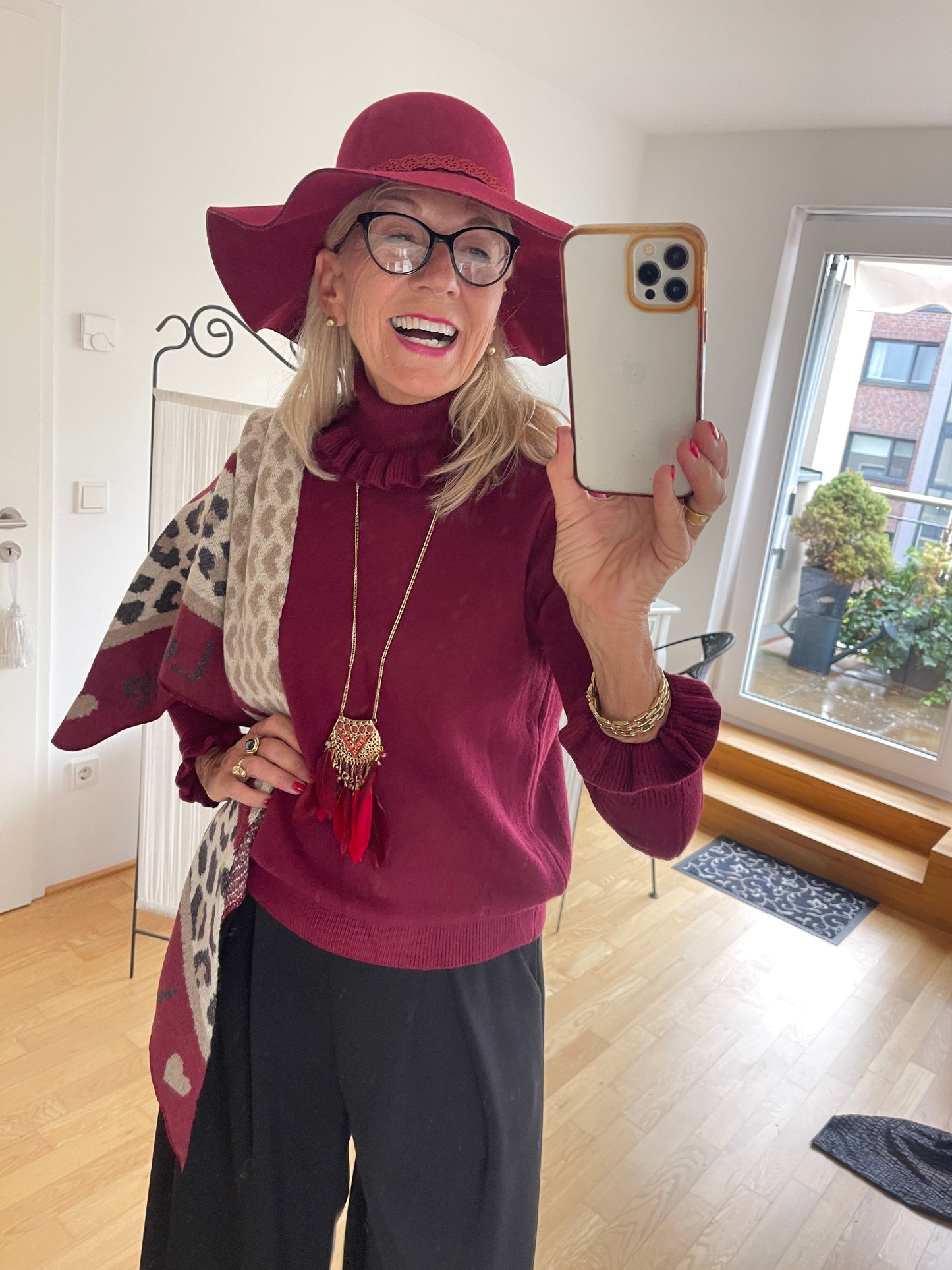 Pullover JELO bordeaux €69,90; Basic-Look trifft Raffinesse🍁