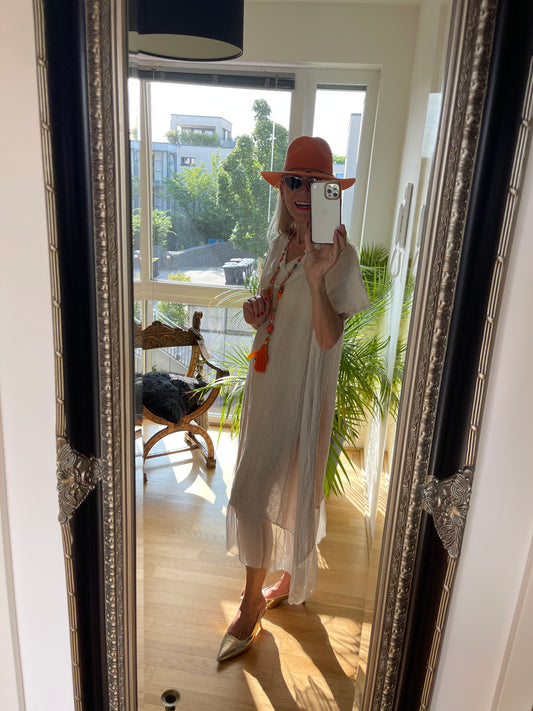 Kleid MARGOT beige €79,90 statt €109,90; auch starke Größen lieben extravagante Mode