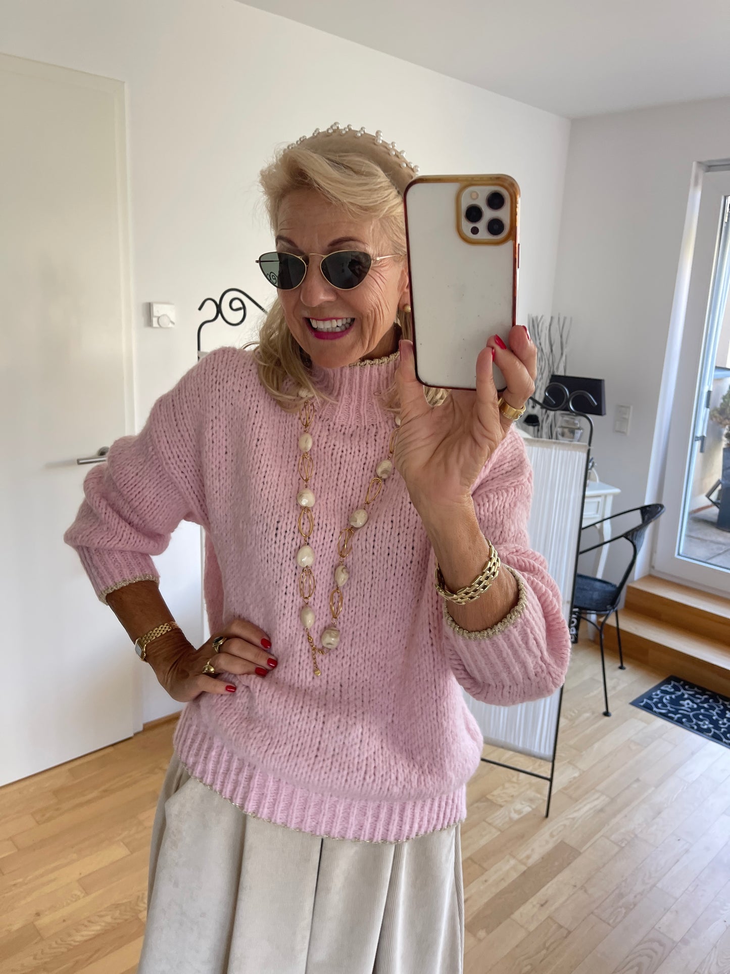 Pullover SAMANTHA rose €89,90; zarte Farben auch in kühlen Tagen🍂