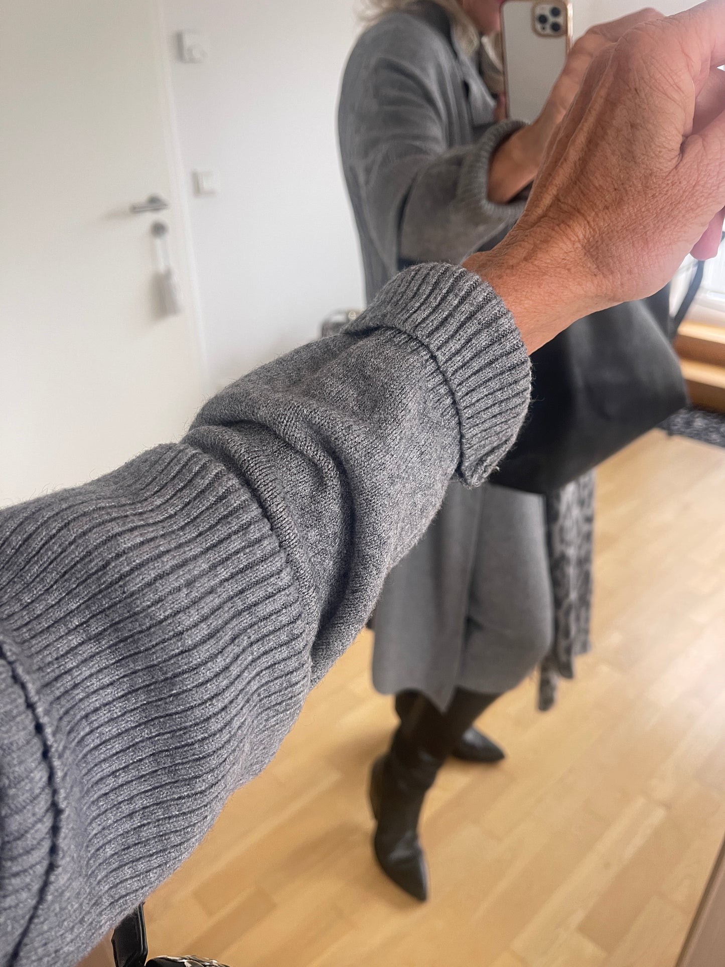 Mantel MERAN grey; jetzt €69,90 statt €129,90; „Im Black-Friday-Outlet“ super ausgefallener Strickmantel, der seines Gleichen sucht