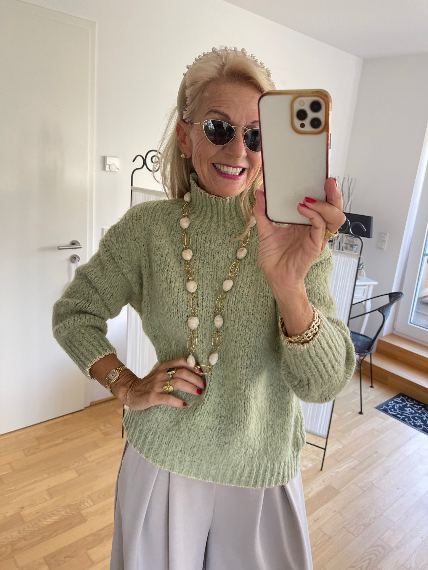 Pullover SAMANTHA green €89,90; zarte Farben auch an kühlen Tagen🍂