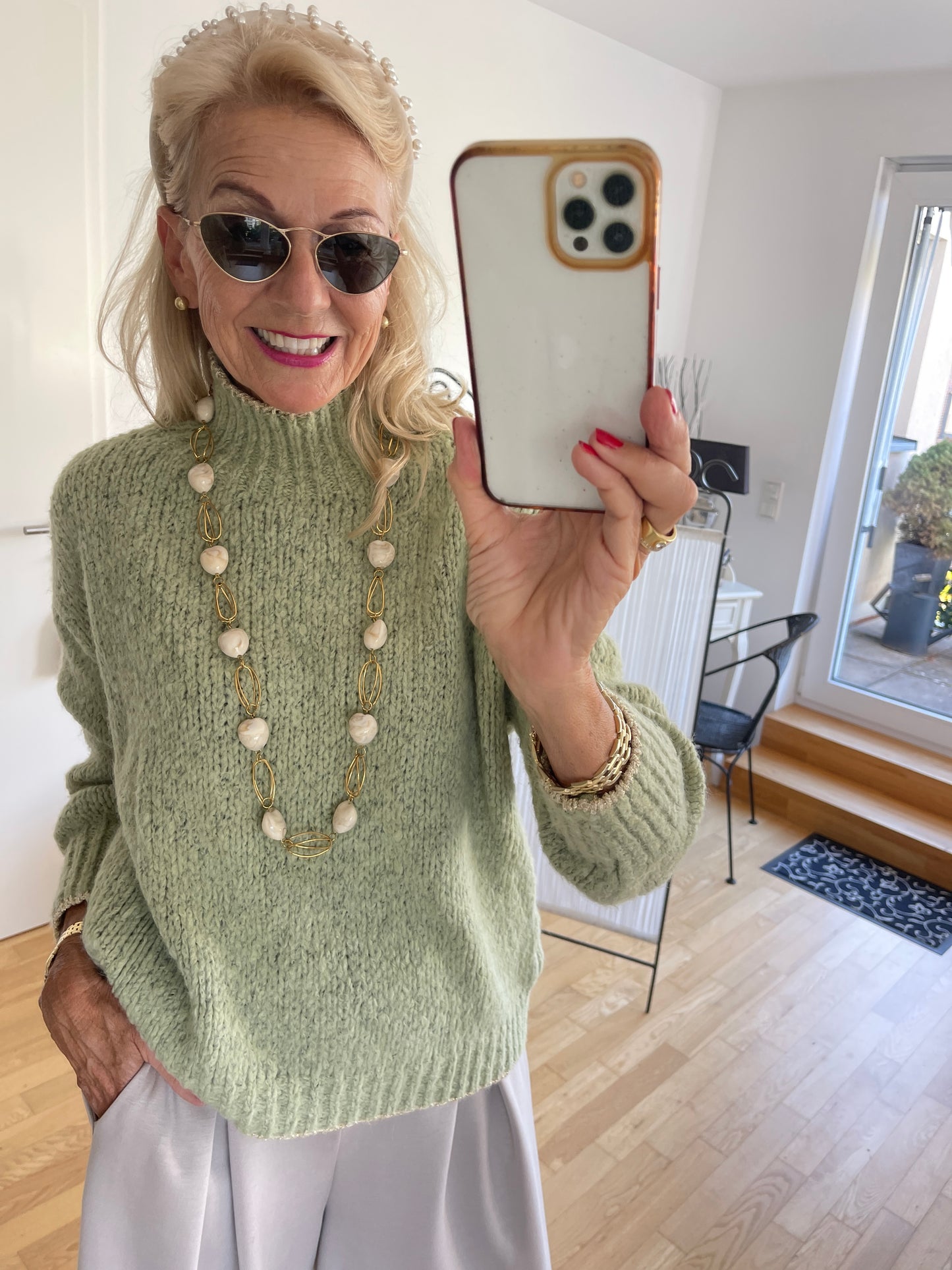 Pullover SAMANTHA green €89,90; zarte Farben auch an kühlen Tagen🍂