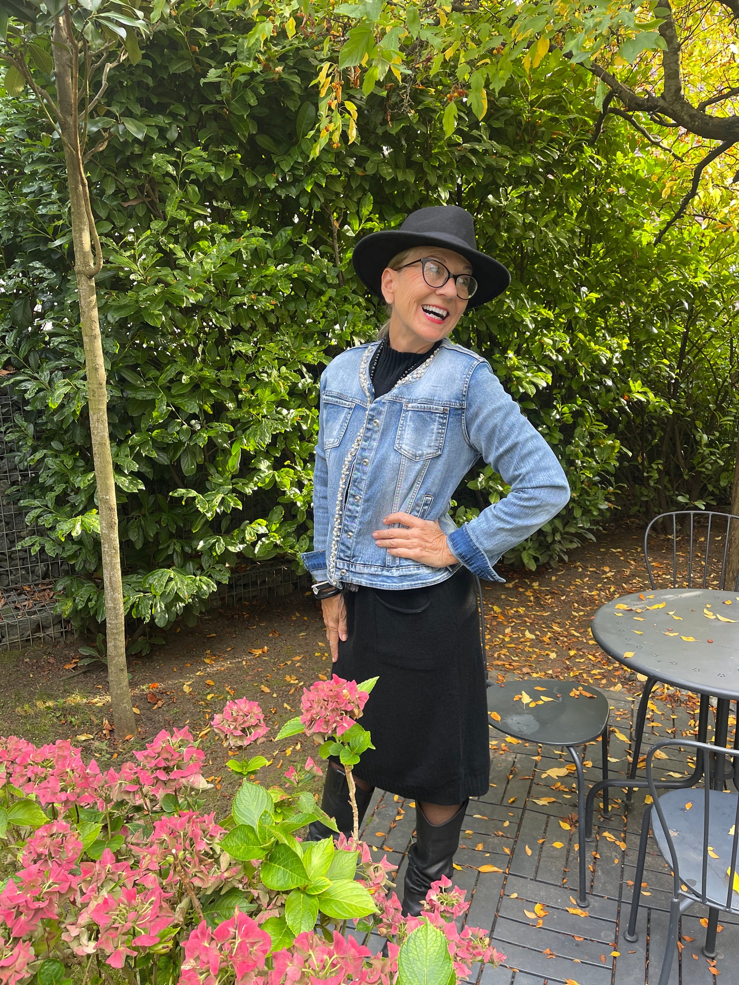 Jacke KIKKI €79,90 statt €99,90; „ Im Black-Friday-Outlet“, super edel wie lässige Jeans-Jacke; unser FASHIONISTA-TIP