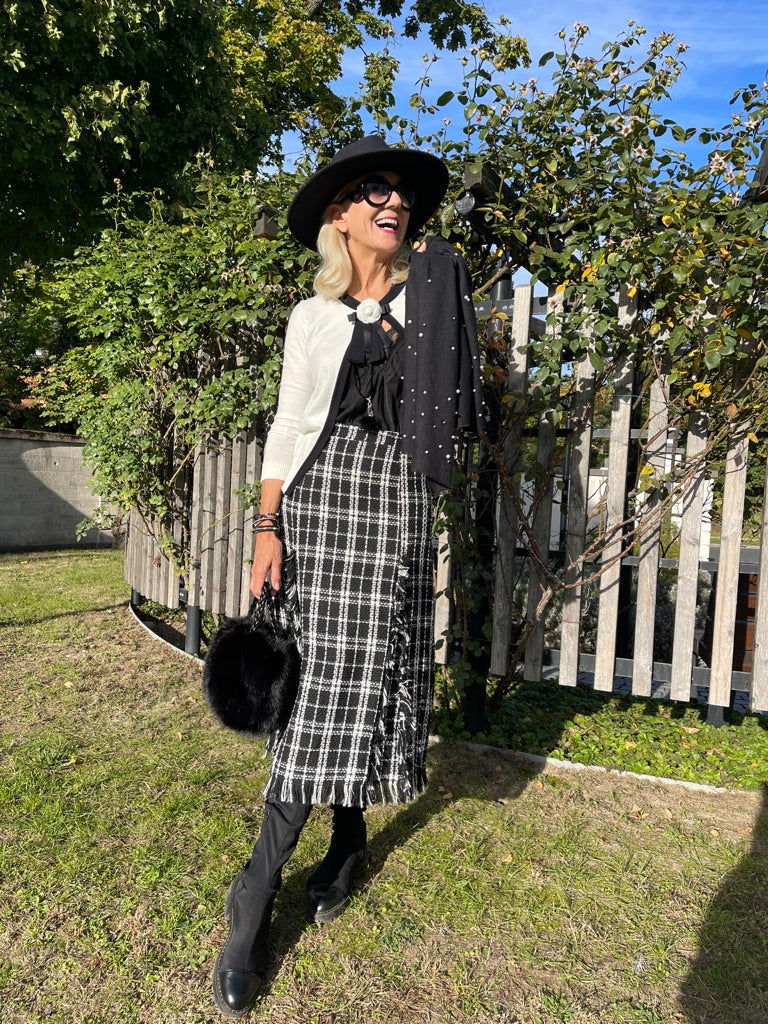 Rock AUGUSTA; €129,90; … ein Fashion-Highlight in „ Black&White“