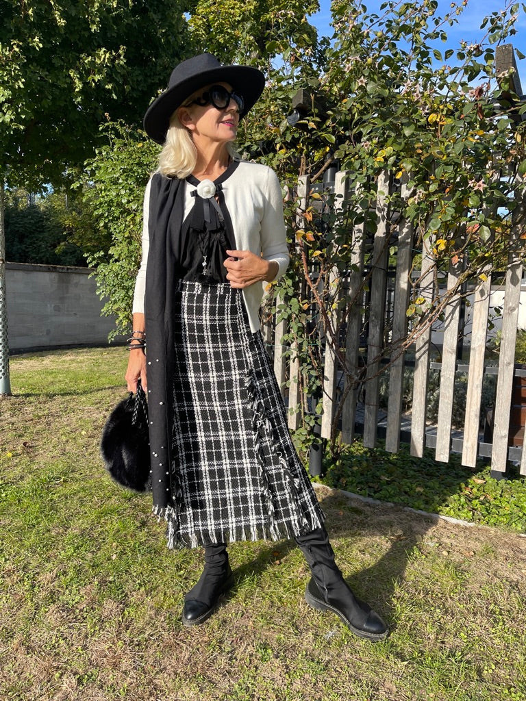 Rock AUGUSTA; €129,90; … ein Fashion-Highlight in „ Black&White“
