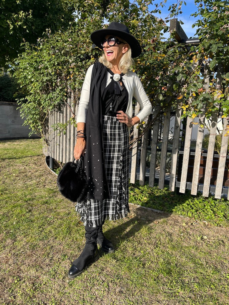 Rock AUGUSTA; €129,90; … ein Fashion-Highlight in „ Black&White“