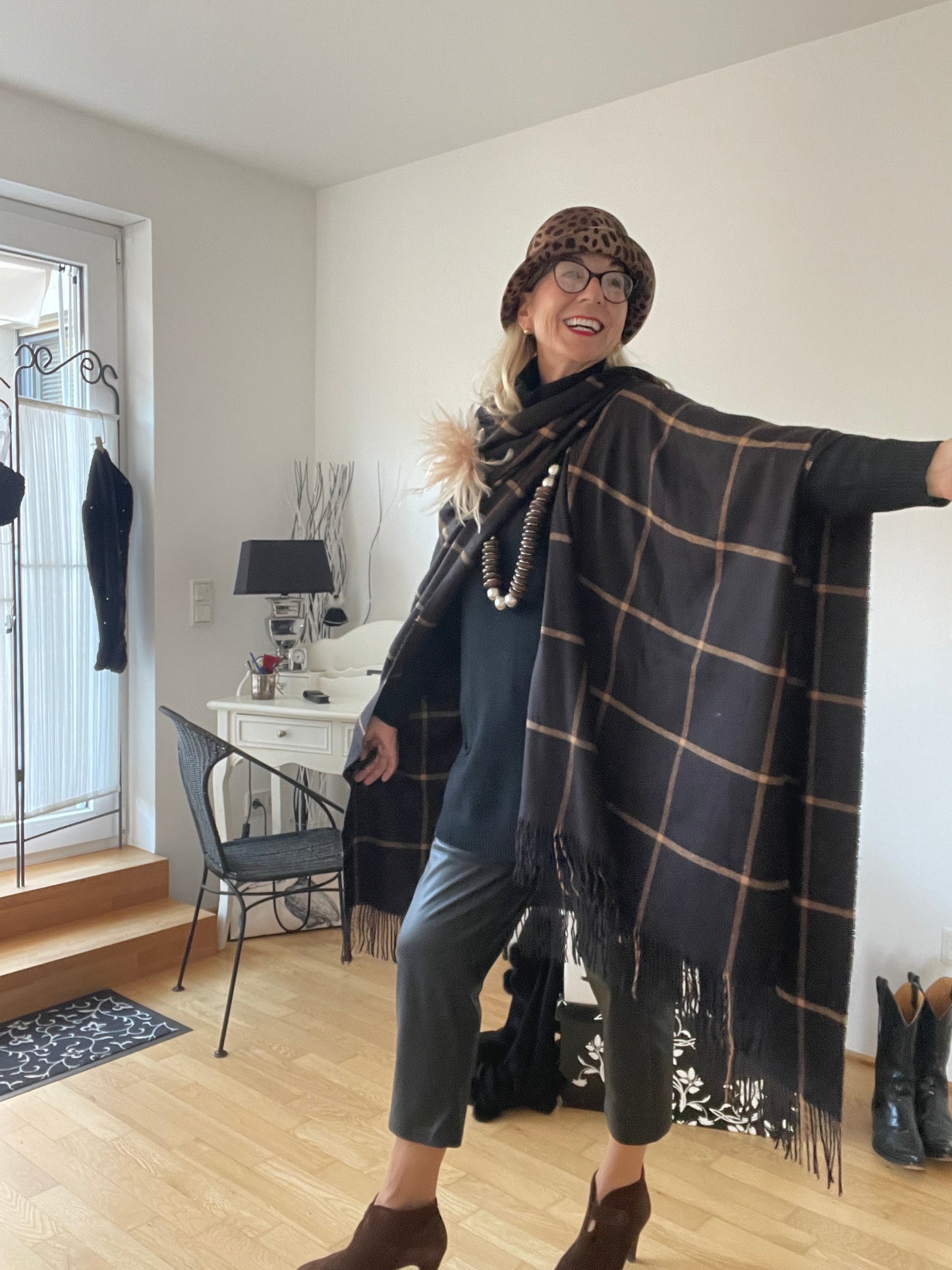 Schal Adria brown/black €89,90; super schicker Poncho… Edles Must-Have 🍁