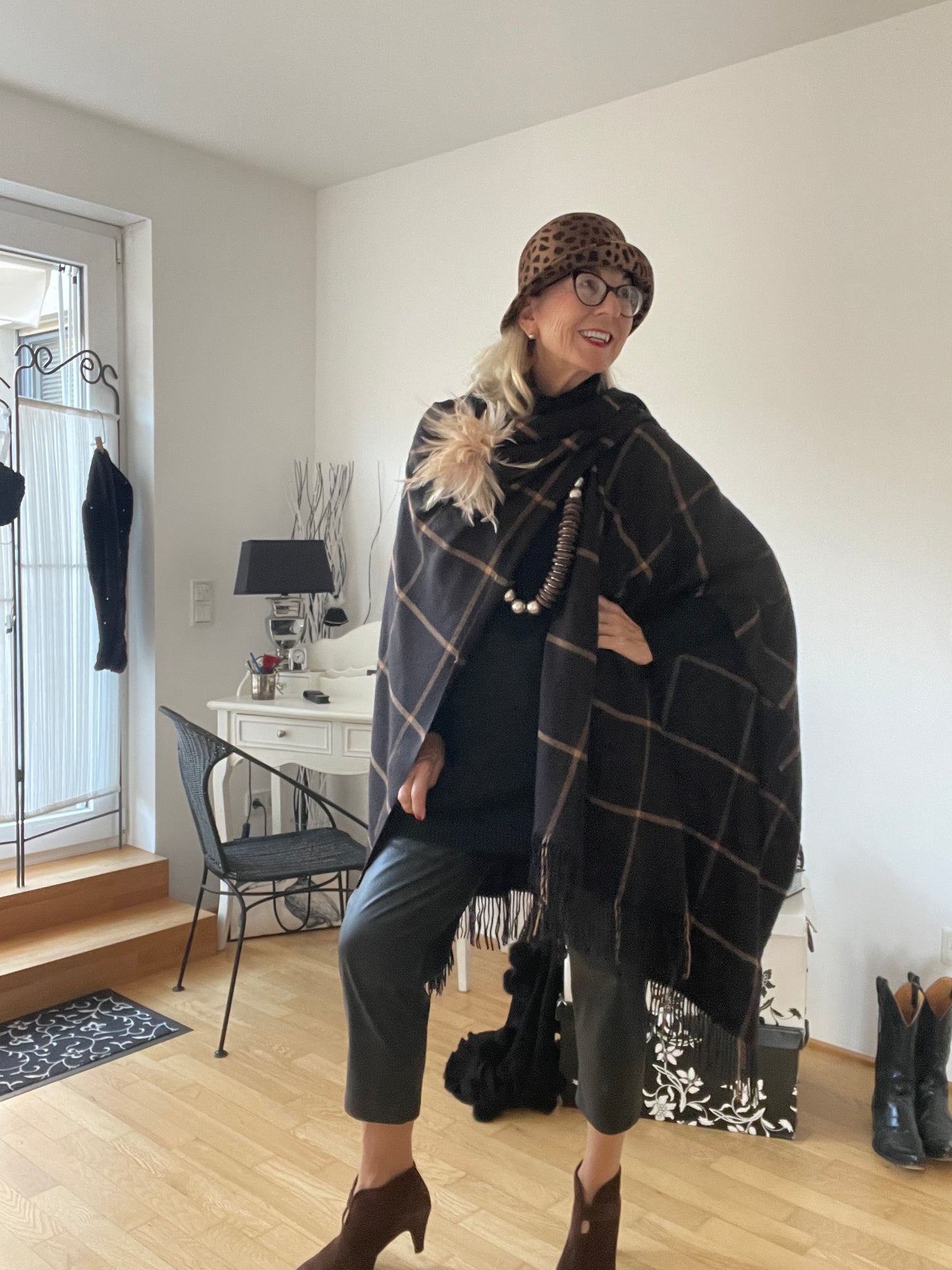 Schal Adria brown/black €89,90; super schicker Poncho… Edles Must-Have 🍁