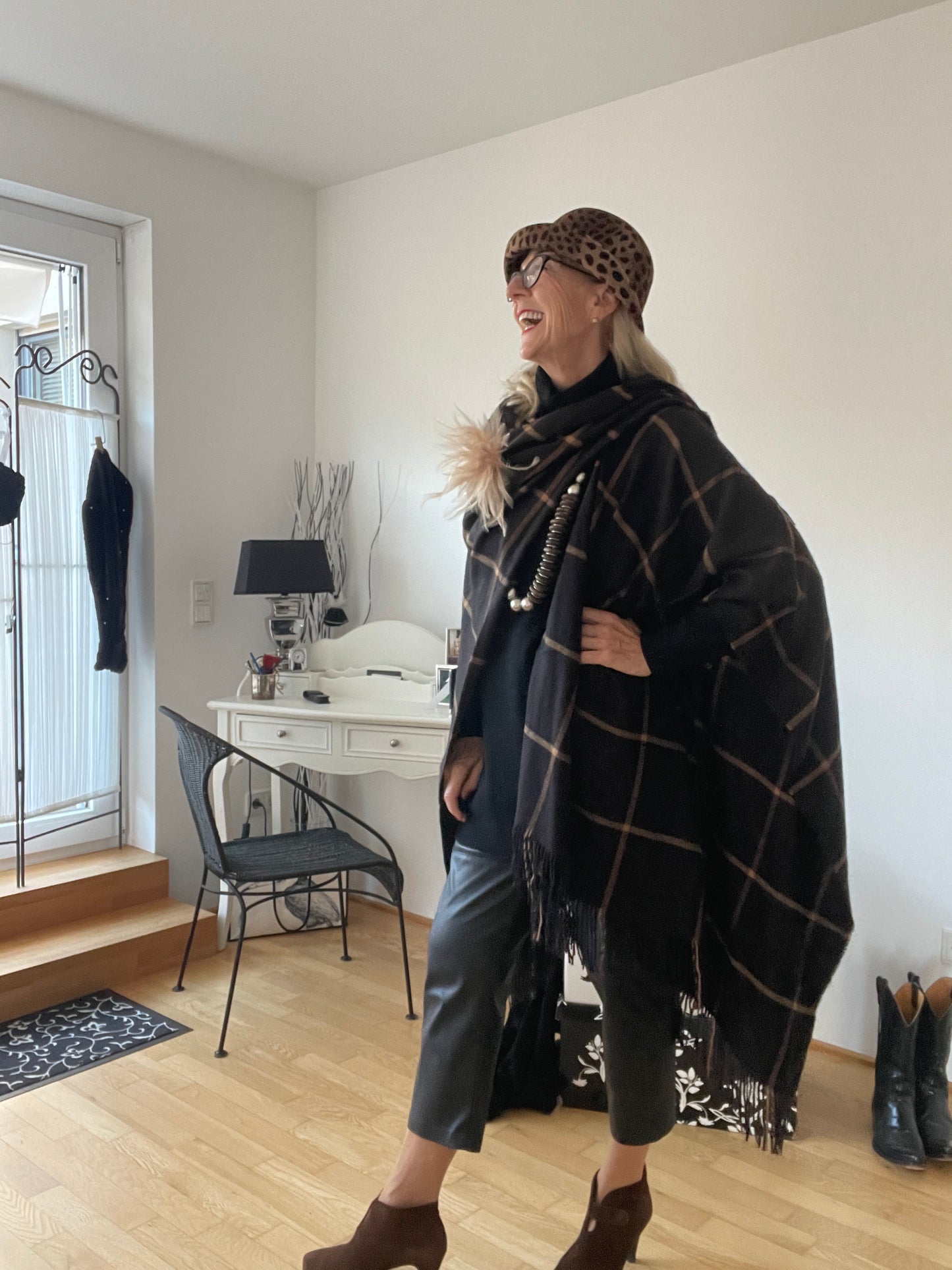Schal Adria brown/black €89,90; super schicker Poncho… Edles Must-Have 🍁