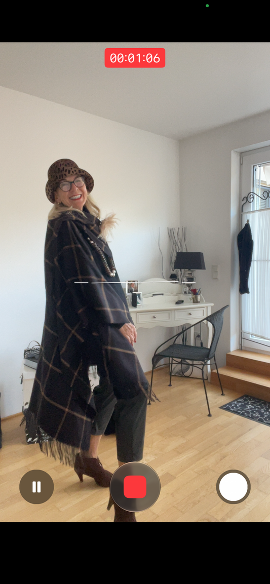 Schal Adria brown/black €89,90; super schicker Poncho… Edles Must-Have 🍁