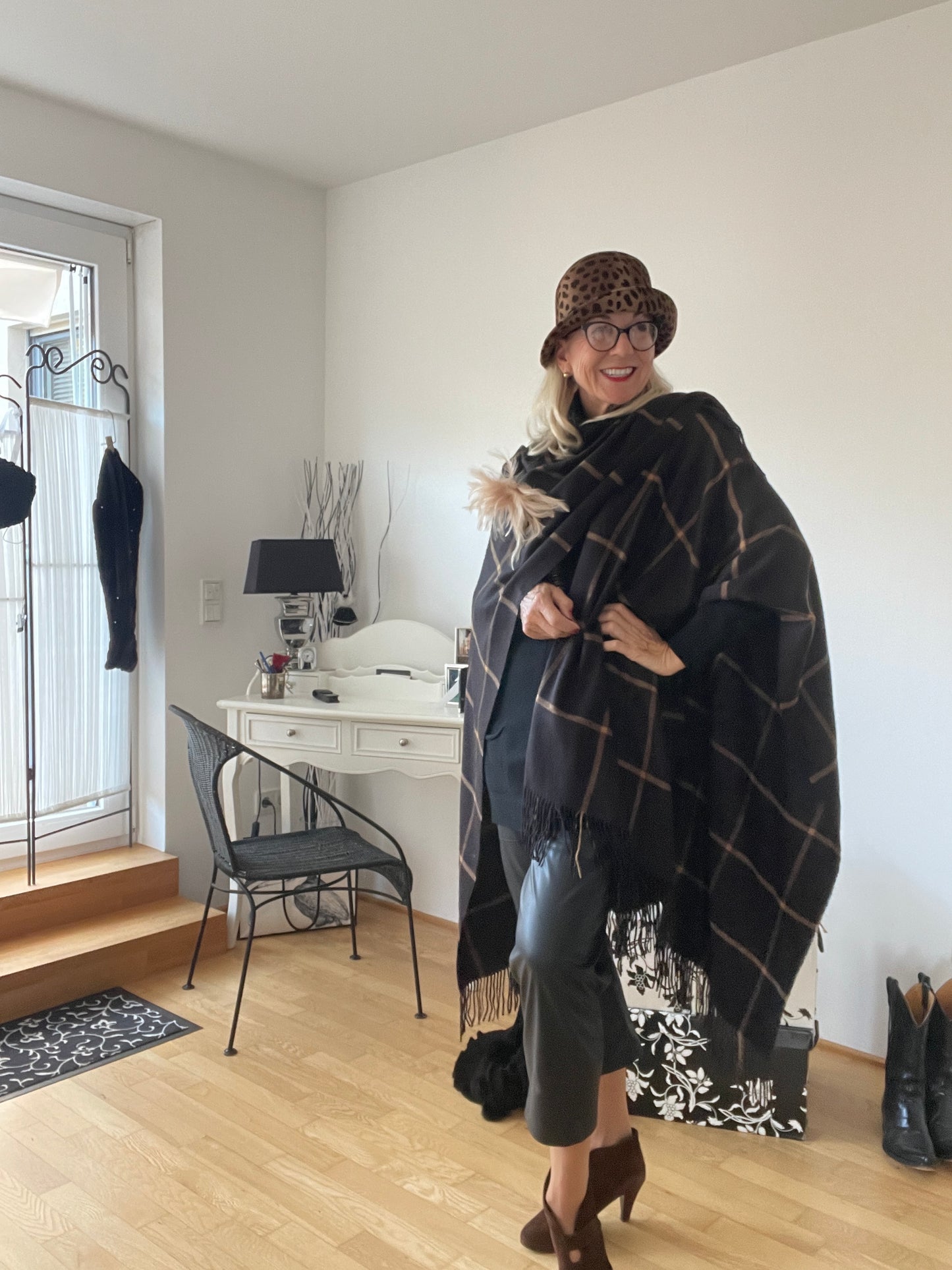 Schal Adria brown/black €89,90; super schicker Poncho… Edles Must-Have 🍁