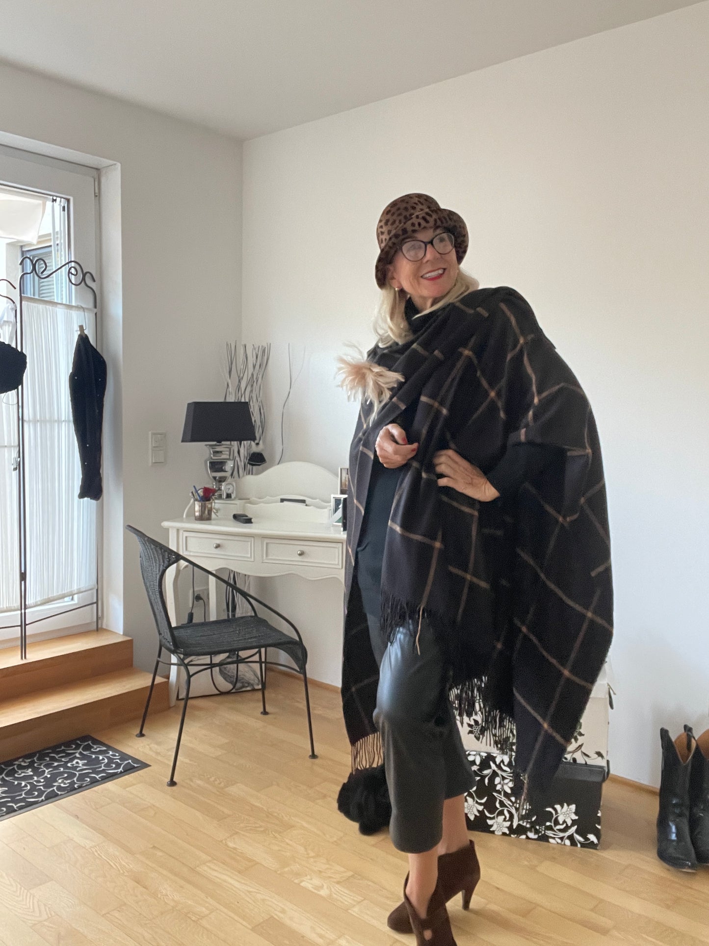 Schal Adria brown/black €89,90; super schicker Poncho… Edles Must-Have 🍁