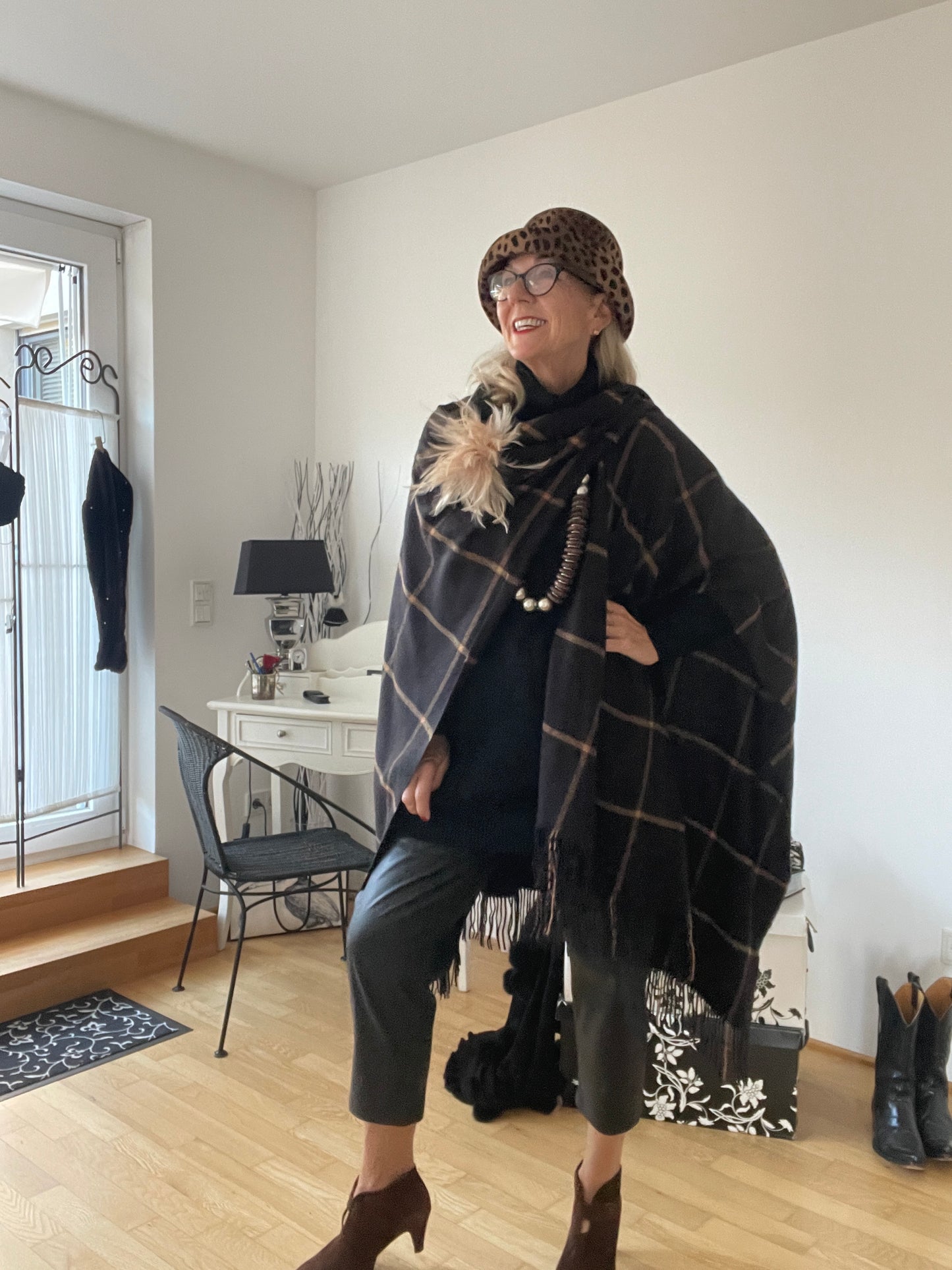 Schal Adria brown/black €89,90; super schicker Poncho… Edles Must-Have 🍁